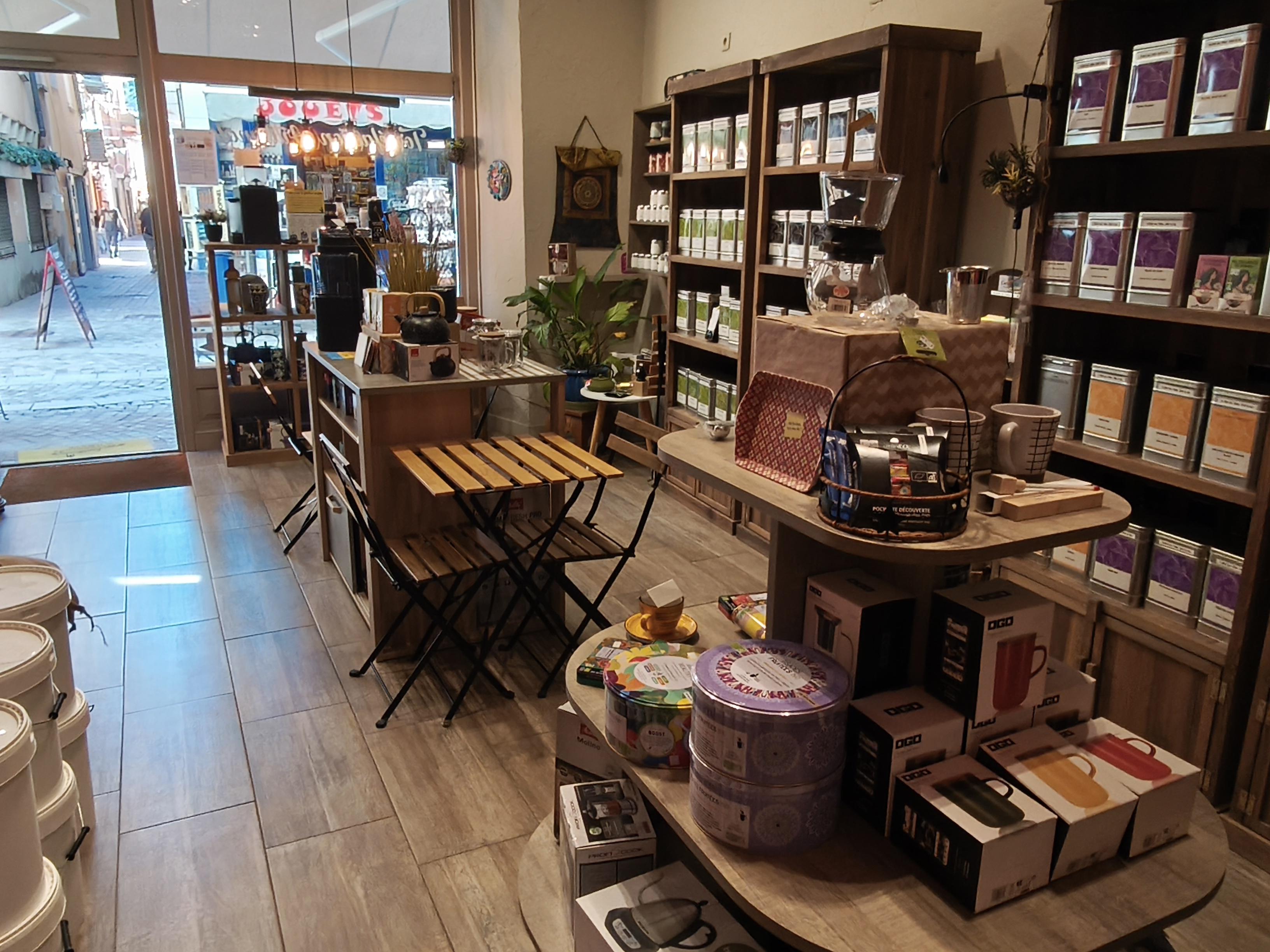 Activité : Torréfaction artisanale, vente de cafés et thés, vente de machines, accessoires et petite épicerie fine.

Emplacement numéro 1 : centre-ville, rue piétonne principale dans la capitale de l’Ubaye, Alpes de Haute Provence (04).

Locaux : Boutique 60 m2 et réserve 15 m2 à l’étage. Matériel de torréfaction professionnel et espace de vente complet. Torréfacteur GIESEN 6kgs électrique.

Atouts : Clientèle fidèle de particuliers et professionnels. Affaire créée en 2021 et en progression constante. 

Bail commercial : Loyer mensuel attractif 630€.
Prix du fonds de commerce : 105 000€ hors stock.
Chiffre d’affaires et bilans sur demande.