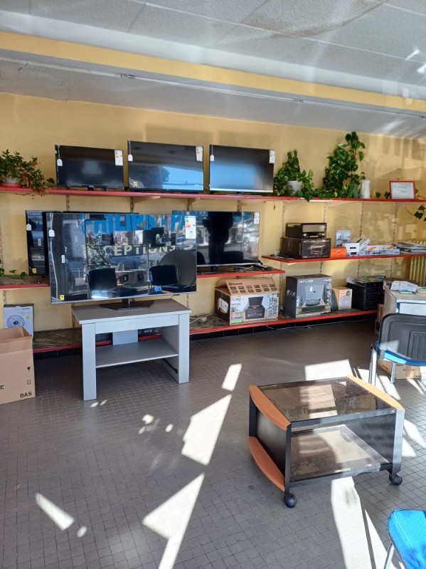 VENTE MAGASIN ELECTRO-MENAGER  TELEVISION  SAV  DEPUIS 1965
SURFACE VENTE:100m2  DEPOT 200m2
PARKING , SUR GRANDE AVENUE
CA: 350000euros  
DEPART RETRAITE FIN 2025
VENTE FOND ET MURS