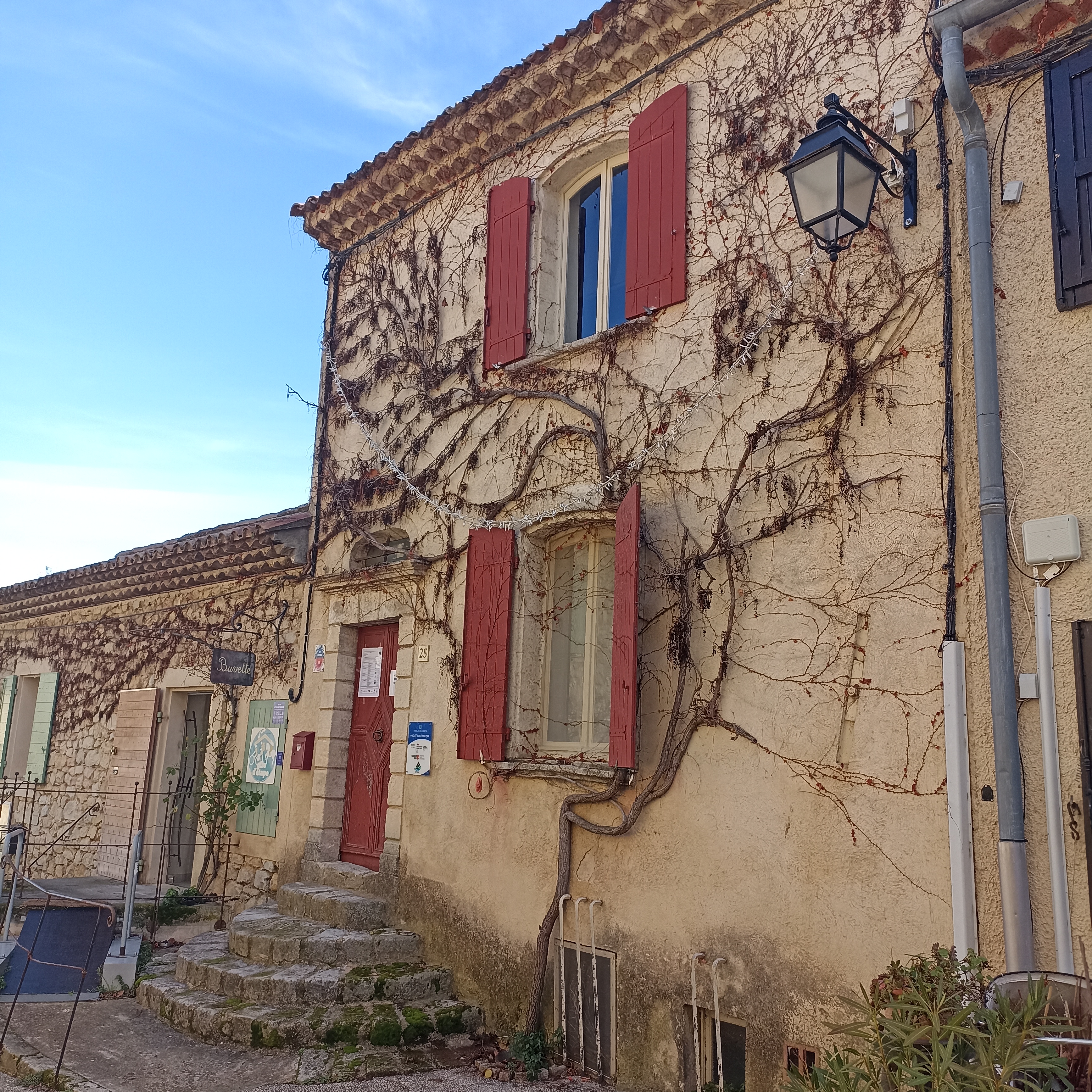 Exploitation d'un bar-restaurant multiservices et gîte d'étape communal.