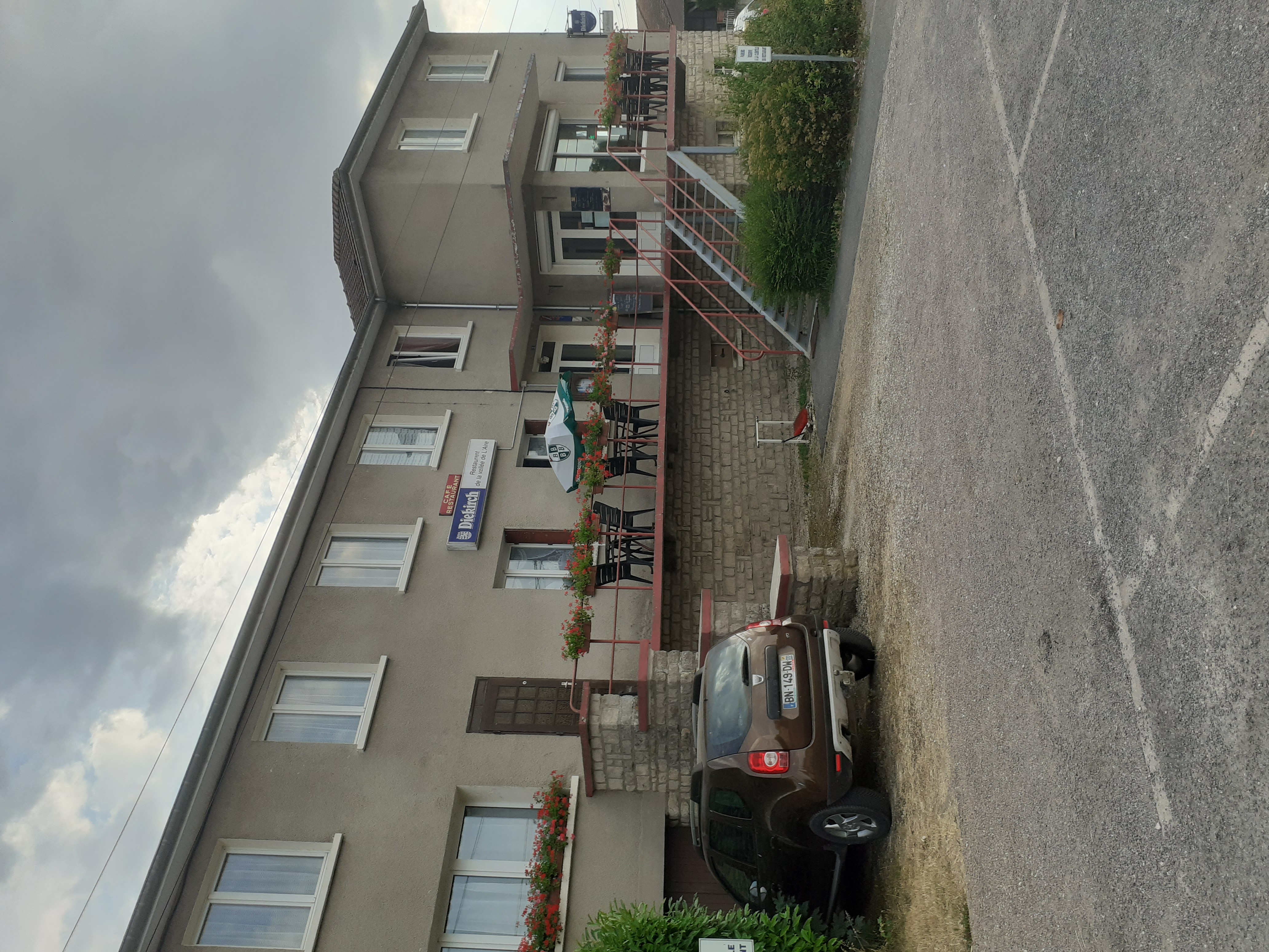 Tres bon emplacement situé sur la voie sacrée Bar le duc Verdun 
A 6km de la gare TGV