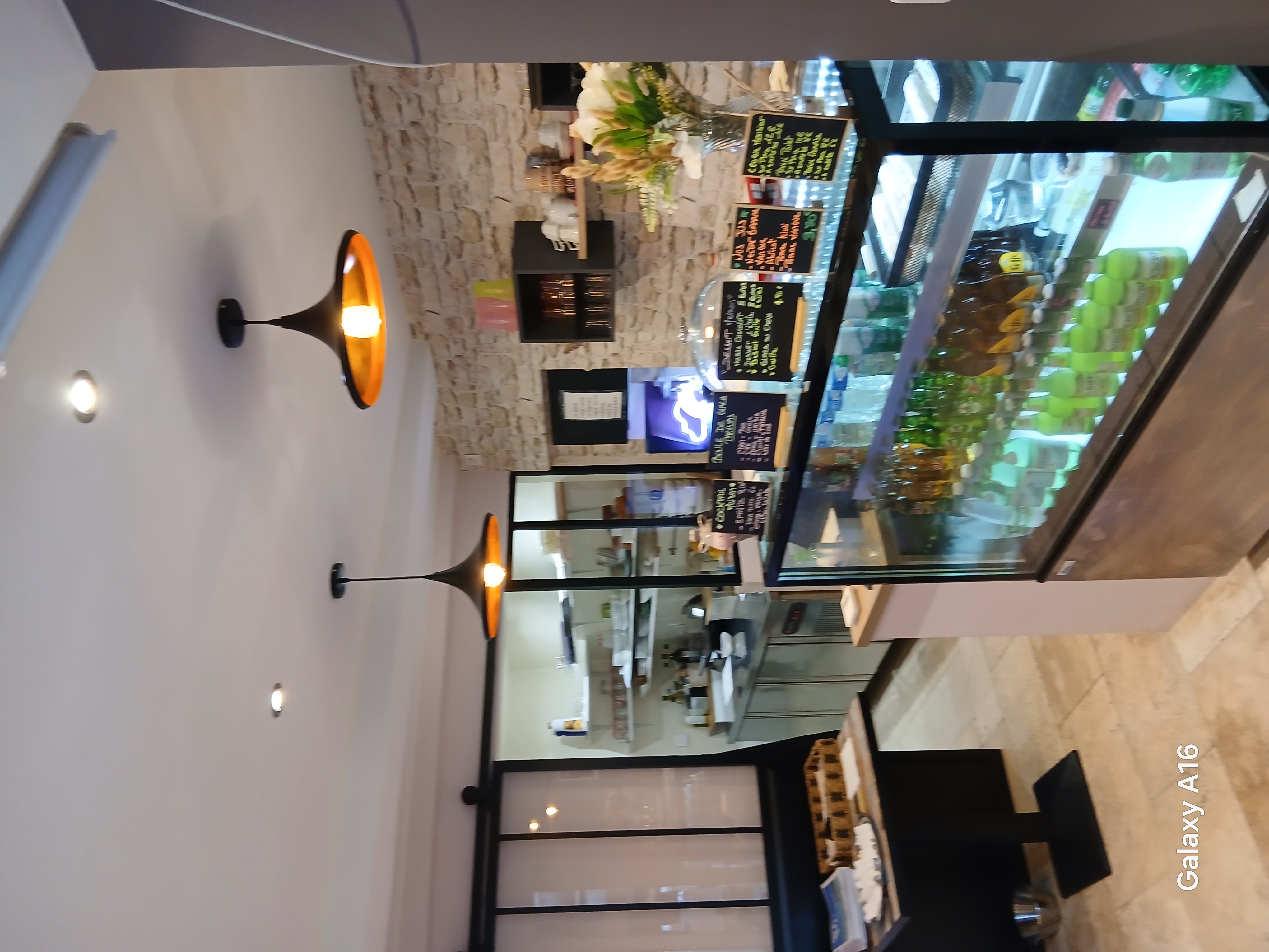 Cause changement de projet vends snack avec grand potentiel.  Possibilité de faire pizza à emporter- 
Premièr village bio de France. Village touristique. PLEIN CENTRE VILLE TRES BONNE VISIBILITÉ