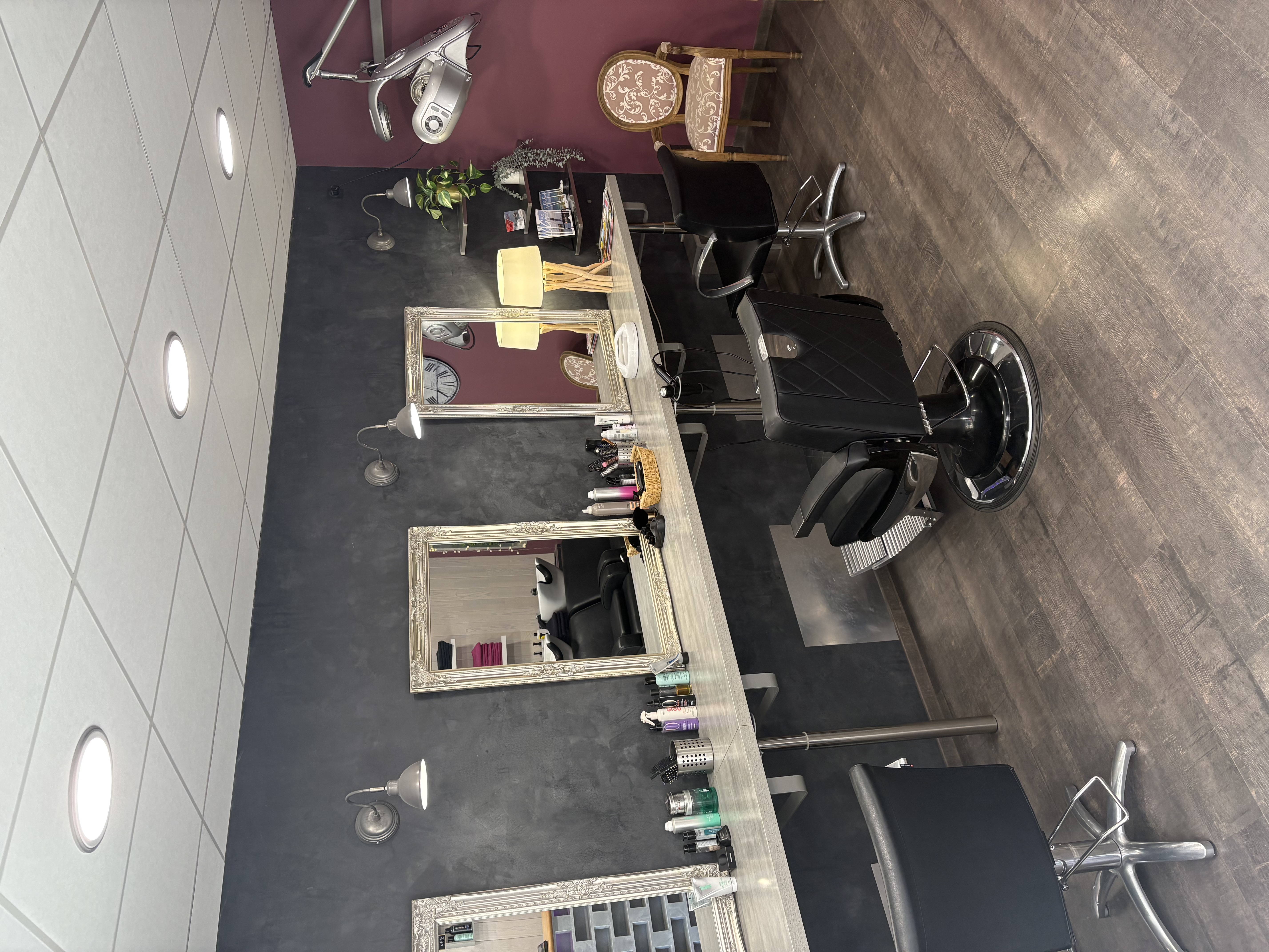 À vendre , 
fonds de commerce,  SALON DE COIFFURE sur l’île de Groix (Morbihan)
Local de 28 m², comprenant en espace Salon, une petite réserve et sanitaire.

Emplacement, exceptionnel, centre, bourg, le flux des touristes se multiplient, l’été assurant une forte rentabilité saisonnière.
Le salon, lumineux, bien équipé avec une clientèle locale, fidèle et un fort potentiel de développement. Clé en main.

Emplacement numéro un
Affluence, estival
Rentable et prêt à travailler
Tarif: 35 000 € tout équipé
Bail : 3/6/9      loyer : 650€