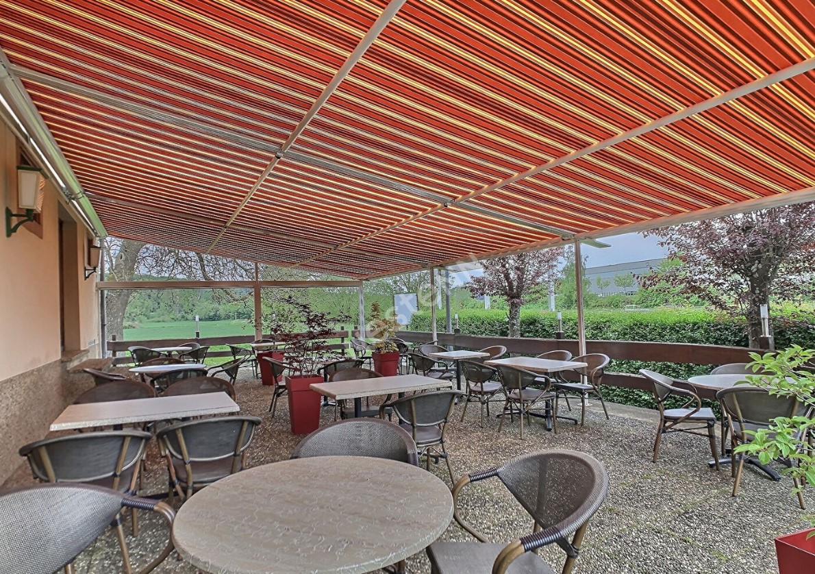 Description du bien :

Le bâtiment de 485 m² offre plusieurs espaces dont un accueil et un bar.

Le restaurant comprend :
- deux salles d’une capacité de 30 couverts chacune
- une salle de réception d’une capacité de 60 couverts
- une terrasse d’une capacité de 60 couverts

Le bien dispose également d’un appartement en duplex et d’un parking privatif ombragé.

Surface du bien :

Restaurant de 485 m².

Localisation :

Le restaurant est situé à proximité de Sarrebruck, Sarreguemines et Forbach, le long d'une rivière.

Conditions d'acquisition :

Vente des murs et du fond (licence IV) de l'établissement, suite à départ en retraite des exploitants actuels. 

500 000 €, honoraires d'agence à la charge du vendeur. 

Personnel :
- 1 chef de cuisine
- 1 responsable de salle
- 2 plongeuses à temps partiel

Caractéristiques / Atouts :

- Le restaurant offre un cadre reposant et une ambiance lounge.
- L'établissement est entièrement aux normes, fonctionnel et équipé.
- Pas de gros travaux sont à prévoir.