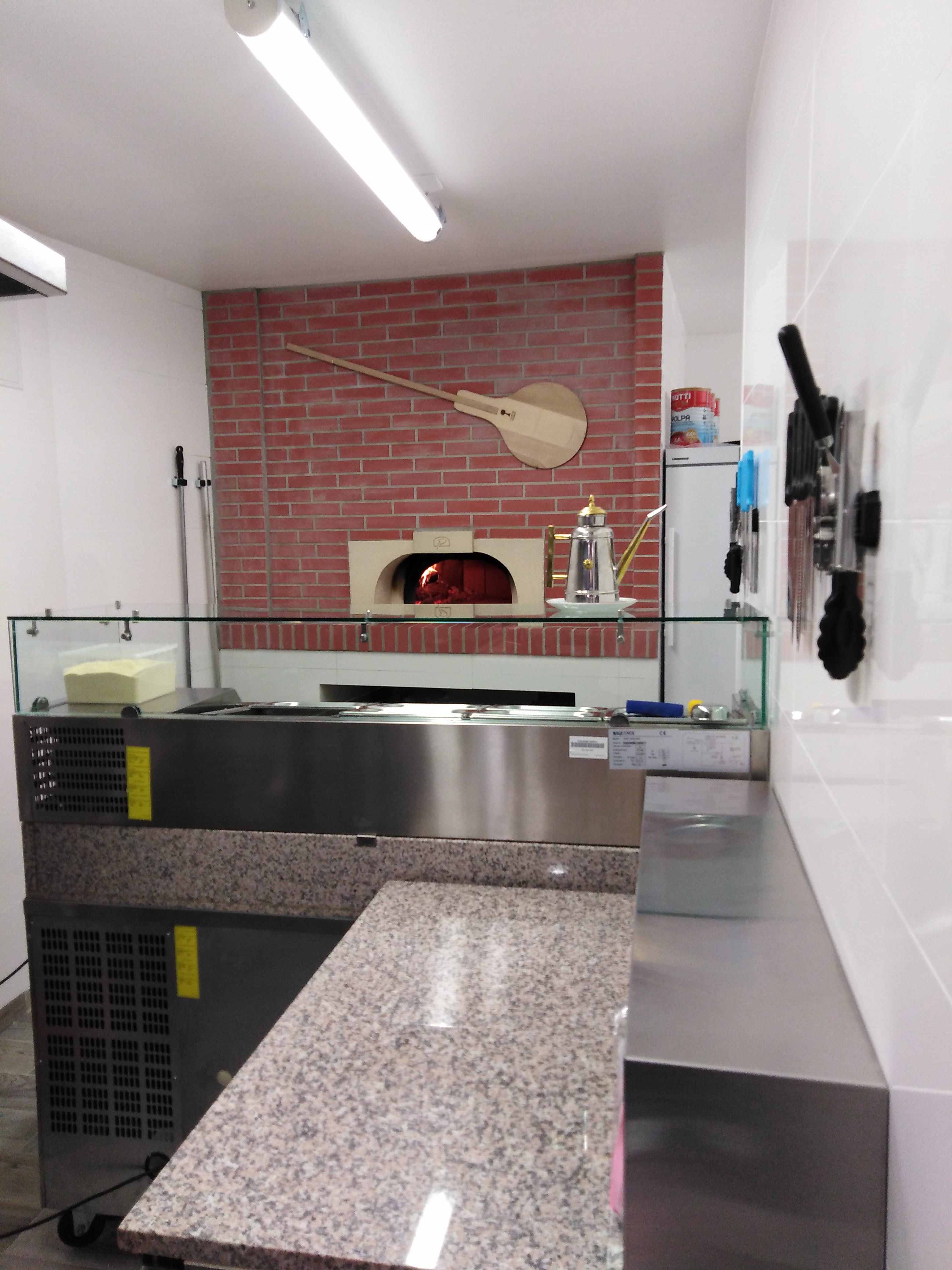 pizzeria sur place ou emporter entre mer et montagne idéal couple désireux de développer une affaire a sont image.
pizzeria de 35 m3 toute équipée 10 place intérieure pour l hiver plus 25 places en terrasse pour les beaux jour en général de mars a fin octobre possibilité de logement a la vente ou en location meublée affaire a saisir j'approche de la retraite avec quelque problèmes de santé très belle affaire vite lancer vous.