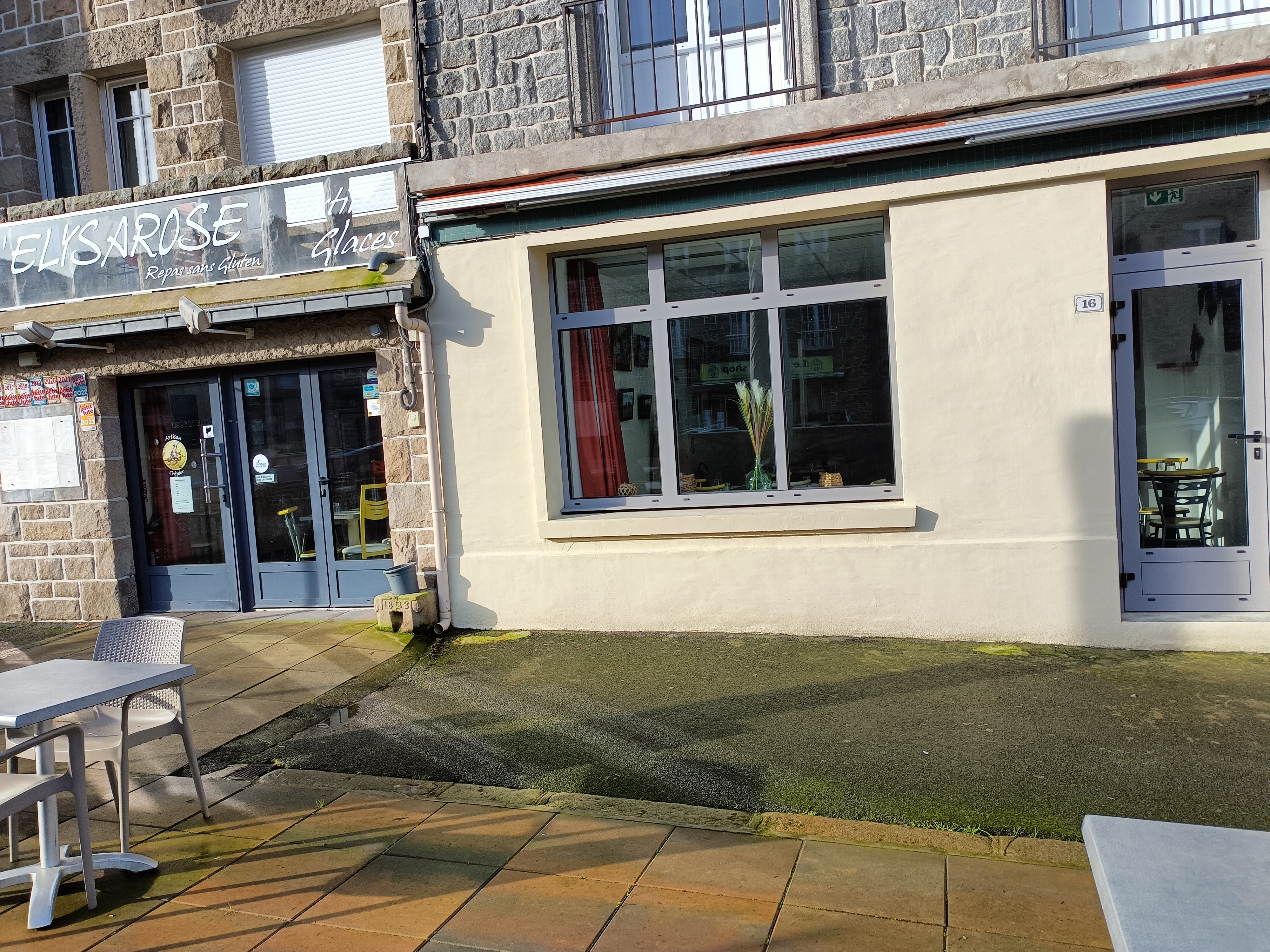 Vend fond de commerce Crêperie, Saladerie, Glaces dans village étape, en plein centre de la place de la cité de caractère en Bretagne à JUGON LES LACS, cette affaire fonctionne en couple d'octobre à mars, et renforcée en saisonniers d'avril à septembre. Deux salles de 20 et 30 places en intérieur avec une terrasse de 60 places. Possibilité de logement sur place T4 .