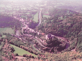 La mairie de Saint-Laurent d'Olt souhaite encourager la création d'un bar restaurant au cœur du village et  cherche un gérant dynamique pour relever ce défi  !
Le local est neuf, offrant deux salles de restaurant spacieuses et une terrasse avec vue imprenable sur le Lot et les contreforts de l'Aubrac.
Un cadre idéal pour accueillir les habitants et les visiteurs dans une ambiance conviviale et chaleureuse.
Potentiel exceptionnel !