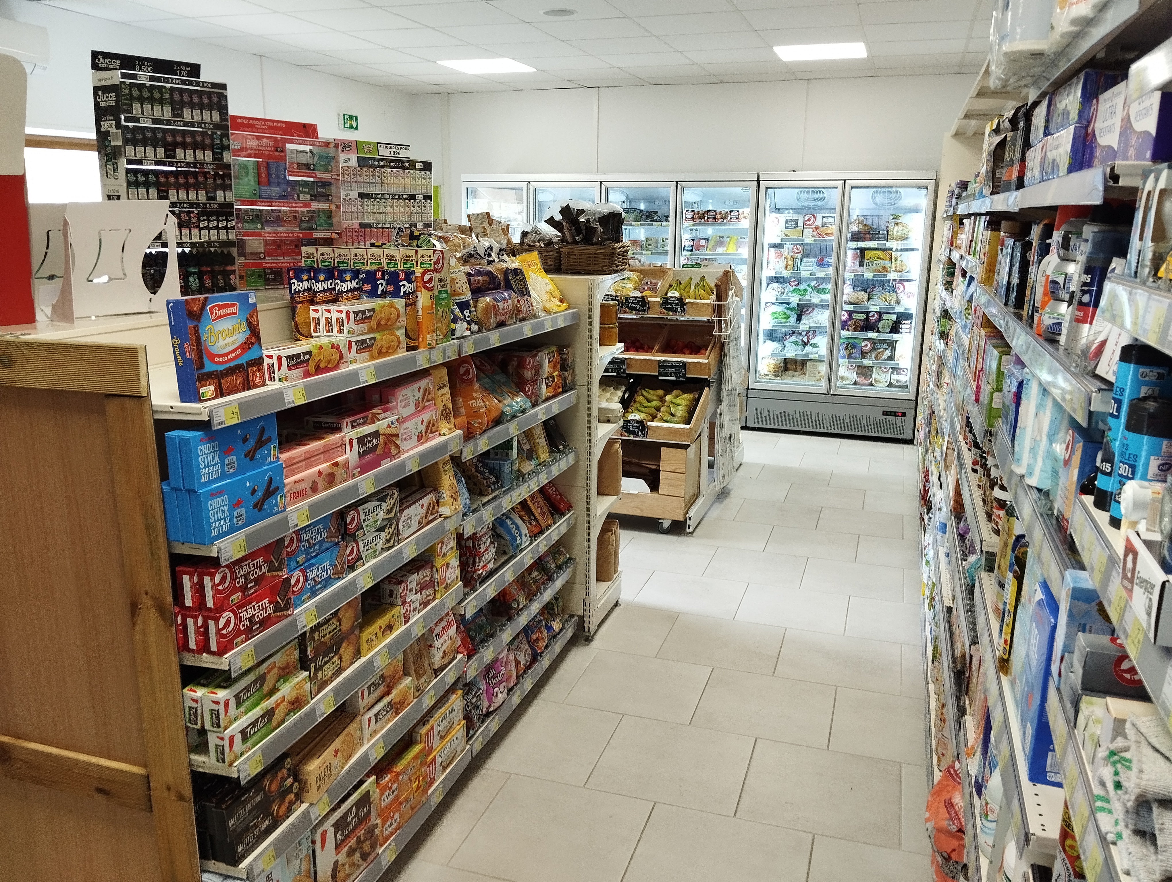 🛒 𝗔̀ 𝗩𝗘𝗡𝗗𝗥𝗘 – 𝗙𝗢𝗡𝗗𝗦 𝗗𝗘 𝗖𝗢𝗠𝗠𝗘𝗥𝗖𝗘 𝗘́𝗣𝗜𝗖𝗘𝗥𝗜𝗘 𝗗𝗘 𝗣𝗥𝗢𝗫𝗜𝗠𝗜𝗧𝗘́ 🛒
📍 Alligny-Cosne (58) | À 12 km de Cosne-sur-Loire et 11 km de Donzy
Le fonds de commerce de PROXIMARCHÉ, une épicerie chaleureuse et bien ancrée dans son territoire, est à vendre ! 
𝗖𝗲 𝗾𝘂𝗲 𝘃𝗼𝘂𝘀 𝘆 𝘁𝗿𝗼𝘂𝘃𝗲𝘇 :
- Produits frais, surgelés, fruits et légumes
- Produits secs, boissons, spécialités locales
- Dépôt de pain, fleurs, FDJ, presse régionale, gaz (Antargaz)
- Point Vert Crédit Agricole (service de retrait)
𝗟𝗼𝗰𝗮𝗹 𝗰𝗼𝗺𝗺𝘂𝗻𝗮𝗹 𝗮𝘃𝗲𝗰 𝗹𝗼𝘆𝗲𝗿 𝗺𝗼𝗱𝗲́𝗿𝗲́ :
- Surface de vente : 50 m²
- Bureau, réserve, sanitaires + local de stockage extérieur
- Situé sur un axe passant avec grand parking et accès facile.
1 vitre frais, 1 vitrine négative, 1 frigo Soft. 1 meuble fruits et légumes. Matériel neuf. Pas d'investissement a prévoir. 
📦 Sous contrat d’approvisionnement SCHIEVER (Avallon, 89) jusqu’au 31 mars 2029.
Ouverture sous enseigne PROXIMARCHÉ en Avril 2024 .
CA Annuel 146912€.
Vente pour raisons personnelles
