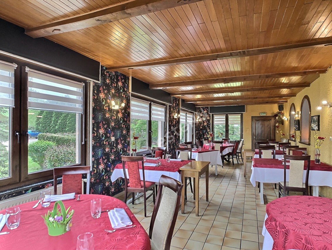 Description du bien :

Le bâtiment de 485 m² offre plusieurs espaces dont un accueil et un bar.

Le restaurant comprend :
- deux salles d’une capacité de 30 couverts chacune
- une salle de réception d’une capacité de 60 couverts
- une terrasse d’une capacité de 60 couverts

Le bien dispose également d’un appartement en duplex et d’un parking privatif ombragé.

Surface du bien :

Restaurant de 485 m².

Localisation :

Le restaurant est situé à proximité de Sarrebruck, Sarreguemines et Forbach, le long d'une rivière.

Conditions d'acquisition :

Vente des murs et du fond (licence IV) de l'établissement, suite à départ en retraite des exploitants actuels. 

500 000 €, honoraires d'agence à la charge du vendeur. 

Personnel :
- 1 chef de cuisine
- 1 responsable de salle
- 2 plongeuses à temps partiel

Caractéristiques / Atouts :

- Le restaurant offre un cadre reposant et une ambiance lounge.
- L'établissement est entièrement aux normes, fonctionnel et équipé.
- Pas de gros travaux sont à prévoir.