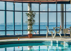 Les résidences d'Armor (59 chambres/piscine couverte chauffée - capacité d'accueil totale hébergement 150 personnes), situées à Douarnenez face à la Thalasso et à proximité directe de la plage des Sables Blancs, accueillent des particuliers et des groupes en pension complète et demi-pension d'avril à septembre.
Dans ce cadre, il est proposé, à l'année ou sur les 6 mois d'ouverture de l'hotel, la prise en location gérance du restaurant. 3800 euros/mois. 
Le restaurant accueillera les résidents mais également une clientèle extérieure sur la saison et/ou à l'année. Le restaurant possède une entrée indépendante, une terrasse donnant sur une rue piétonne avec petite vue mer, une cuisine aux normes, une réserve et un vestiaire. 
Parking gratuit à proximité directe.
60 à 70 couverts en salle + 15 couverts en terrasse.
Ouverture possible à l'année (l'hôtel est exploité d'avril à septembre mais le restaurant possède une entrée indépendante).
Pas sérieux et agences d’abstenir.