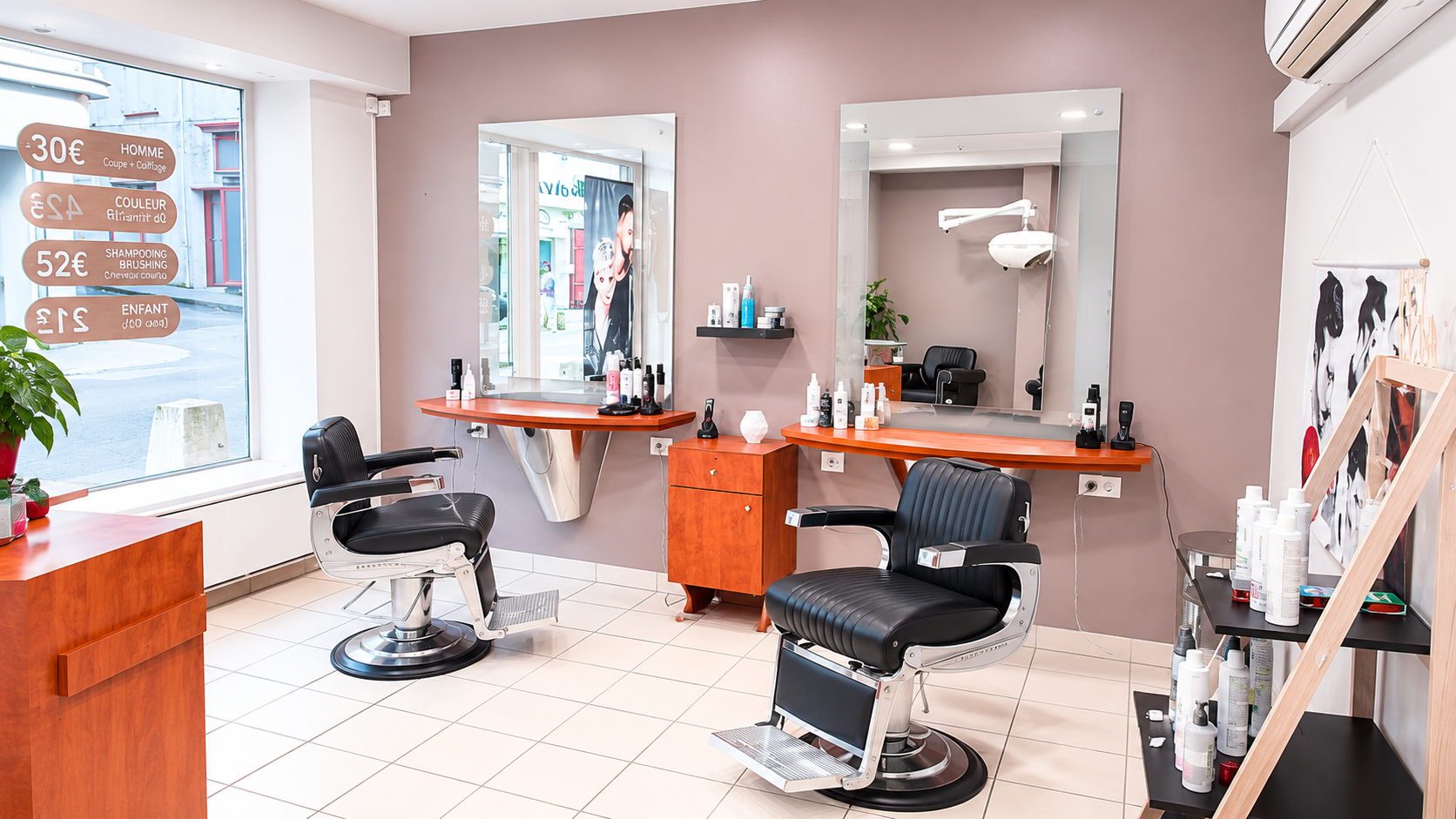 En plein centre-ville de Melle , avec parkings gratuits à proximité immédiate , ce fonds de commerce de coiffure représente une belle opportunité pour un professionnel souhaitant reprendre un salon clé en main , déjà exploité et avec une clientèle fidèle .

Le local d'environ 45m² est bien agencé et comprend :
Un espace accueil avec comptoir , 3 postes de coiffage , dont 2 postes coiffure/barbier (fauteuil Belmont) , et 1 bac de lavage
Un deuxième espace avec 2 postes de coiffage et 1 bac de lavage
Une réserve
Une courette
Une cave

Les points forts :
Emplacement central
Facile d'accès
Parkings gratuits à deux pas
Clientèle régulière et fidèle
Aucun salarié à reprendre
Aucun passif
Salon exploitable immédiatement

Le prix comprend :
Le matériel
Le mobilier
La clientèle
Le droit au bail

Chiffres clés :
CA 2025 : 59 575 € HT
EBE : 11 097 € HT , soit 18,6 %​ du chiffre d'affaires
Loyer : 460 € HT/HC par mois

Fort potentiel de développement pour :
Un coiffeur souhaitant se mettre à son compte
Un duo d'associés
Une structure avec gérant 
Un salon souhaitant élargir son amplitude d'ouverture et ses prestations

Profitez d'être accompagné par un réseau de proximité dédié aux salons de coiffure indépendants : pilotage, gestion, management, formation des équipes, techniques, produits et référencement.

Prix ​​: 32 000 € FAI

Une vraie opportunité pour reprendre un salon bien placé, opérationnel, avec un faible loyer et un potentiel de progression.