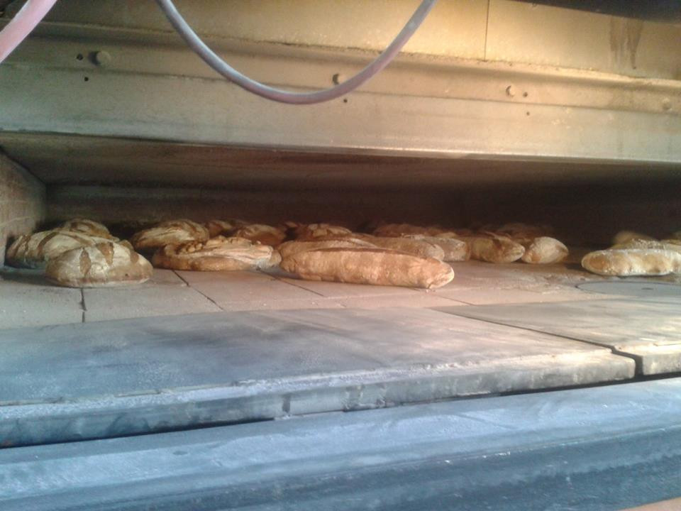 boulangerie pâtisserie proche de Brive en Corrèze.
Pain de campagne cuit au feu de bois.
Magasin et fournil 100m2 parking .Ville dynamique docteurs, pharmacie,  collège, lycée , école  .