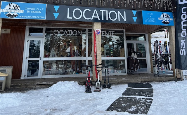 VENTE D’UN FONDS DE COMMERCE – STATION DE SKI CHABANON (04)
Départ à la retraite
Magasin de location de ski et vente d’accessoires de sports, situé dans une station familiale.
Le magasin a une position centrale face aux caisses des remontées mécaniques de la station et se situe à 20 mètres du premier téléski.
Magasin à haut potentiel, ouvert seulement sur la saison d'hiver, possibilité de développement en ouvrant l'été et en élargissant l’offre (VTT, textiles,…). Affaire saine qui dégage un C.A important et de bons résultats en seulement quelques mois d’ouverture par an (décembre à mars). Surface de vente et location : 124m2 + un atelier de 50m2 WC séparés et cuisine séparée également.
Local de plain pied Stock vendu avec le fonds, matériels et équipements en TBE.
Prix hors Stock (accessoires etc).
Détail des bilans communiqués après premier échange téléphonique. Possibilité d’acheter le fonds de commerce seul ou avec les murs.

La station de Chabanon : Idéalement située au cœur de Blanche Serre-Ponçon, le domaine skiable s'étend sur 40km de pistes de ski alpin, de 1530 mètres à plus de 2039 mètres qui convient à toutes les formes de glisses et à tous les niveaux. Un terrain de jeu grandeur nature équipé de canons à neige afin de vous garantir des pistes enneigées et une neige de qualité grâce à son exposition. En été les commerces sont également ouverts ainsi que le télésiège.

Zone dispensée de l’IS pendant 5 ans