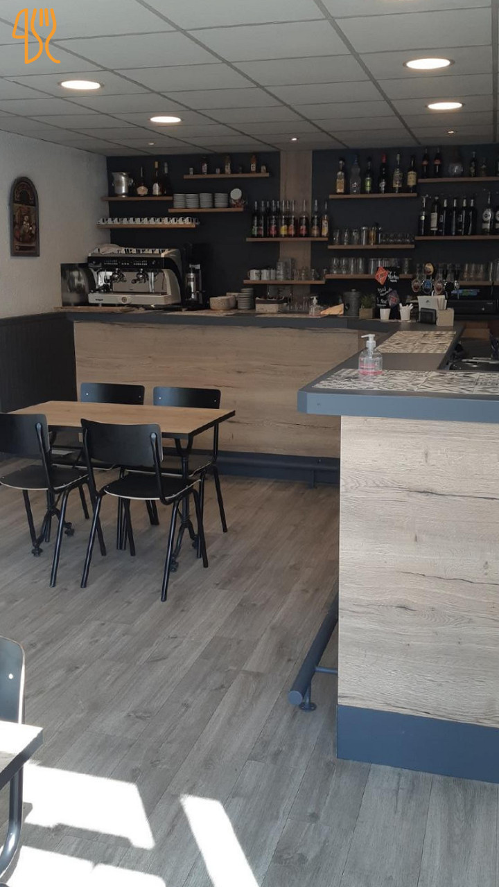 Bar Restaurant et Annexes (garage plus caves) le tout pour 270 m2, agrémenté d'une belle terrasse de 70 m2, et pour compléter ce bien, un bel appartement de 100 m2.
Commerce très bien situé dans le village, excellente visibilité, à 200 mètres de la frontière genevoise.
Contacter par téléphone pour plus de renseignements