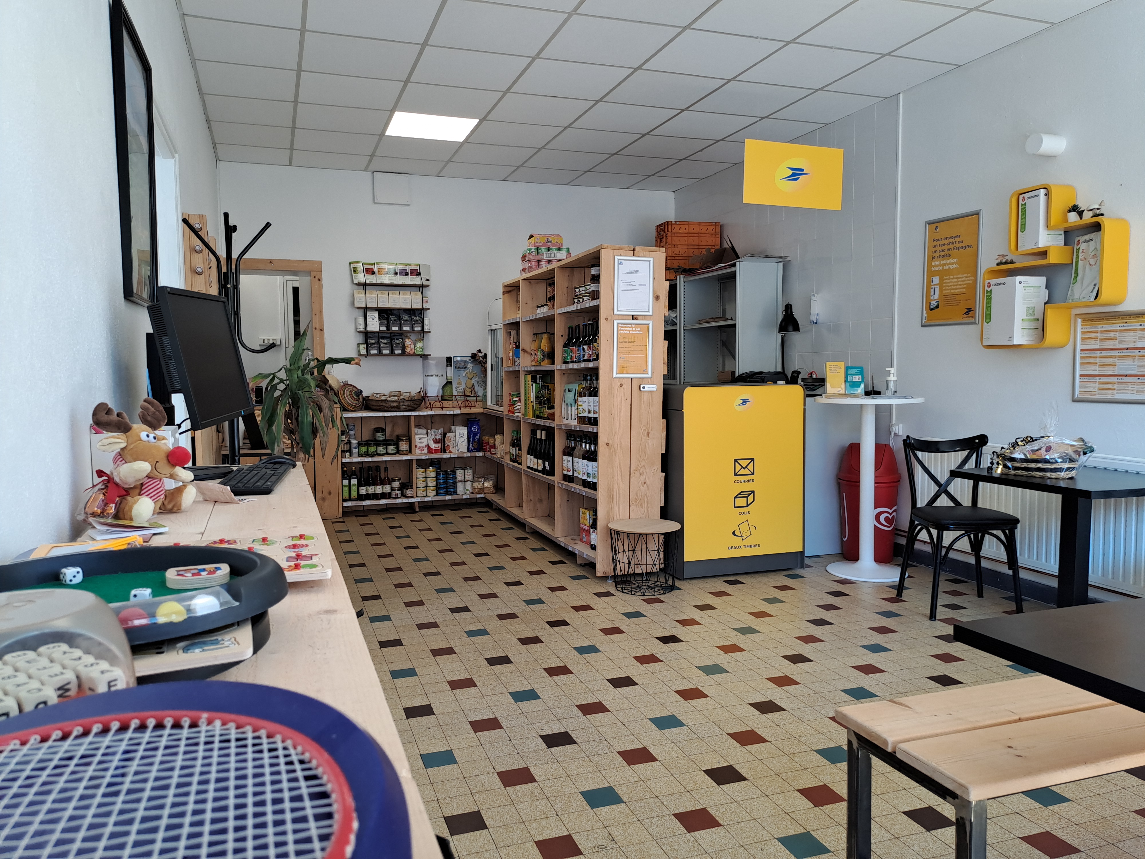 Reprise d'un café restaurant multiservice à Oyeu (38)

La commune
Oyeu est une charmante commune de l’Isère, située sur un plateau boisé qui domine le lac de Paladru, dans la région naturelle des Terres Froides, au cœur de l’ancien Dauphiné.
À mi-chemin entre Grenoble et Bourgoin-Jallieu, le village offre un cadre de vie paisible et verdoyant, avec ses collines, ses étangs et ses chemins propices aux balades.
Riche d’une histoire ancienne liée à un prieuré dépendant de l’abbaye de Cluny, Oyeu conserve un patrimoine intéressant, comme son église Saint-Pierre-et-Saint-Paul et le calvaire du Molard Rond.
Aujourd’hui, la commune compte un peu plus d’un millier d’habitants, appelés les Oyentins et Oyentines, et séduit autant par son dynamisme local que par son authenticité rurale.

Activités déployées : bar, restauration, dépôt pain, animations, relais colis, épicerie (produits locaux).

Le local :
-Entièrement aménagé ​
-Cuisine équipée (équipement, matériel, ustensiles…) ​
-Superficie totale de 182,5 m² - local commercial comprenant une salle de bar, un magasin avec une réserve, une cuisine et une salle de restauration. ​
-Au premier étage un logement comprenant 5 chambres et une salle d'eau. ​
-En sous-sol une cave servant de réserve pour la partie commerciale et une pièce à usage de chaufferie​.
-A l'extérieur : sol, cour et jardin + un emplacement annexe et un emplacement de jeu de boules en mauvais état​.

Contrat proposé : cession de de droit au bail.

Aspects financiers :
-400 euros de loyer commerce + logement hors charges .
-Cession droit au bail : 21K€
-Apport financier pour stock produits et trésorerie initiale à prévoir : 7 à 10K€.

Profil de repreneur/repreneuse recherché :
● Vous possédez des vraies qualités de commerçant et une vive volonté d’entreprendre. ​
● Vous souhaitez vous engager en faveur de la ruralité et en comprenez les enjeux. ​
● Vous justifiez d’une expérience significative dans le secteur de la restauration et maitrisez les techniques culinaires essentielles, ainsi que les normes d’hygiène et de sécurité.​
● Vous avez des bases solides en gestion et faites preuve de rigueur et d’organisation.