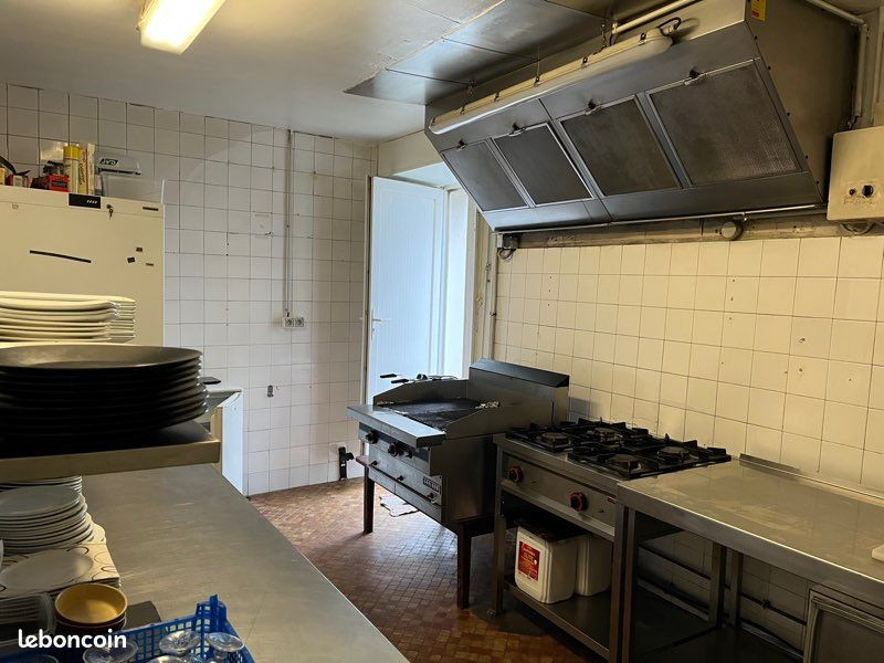 Cession de droit au bail local à usage de restaurant à Courcon en Charente maritime .

35 places assises, cheminée , terrasse 30 places , parking , réserve indépendante

Possibilité aménagement 2 pièces à l?étage .

Idéal première affaire

Faible loyer