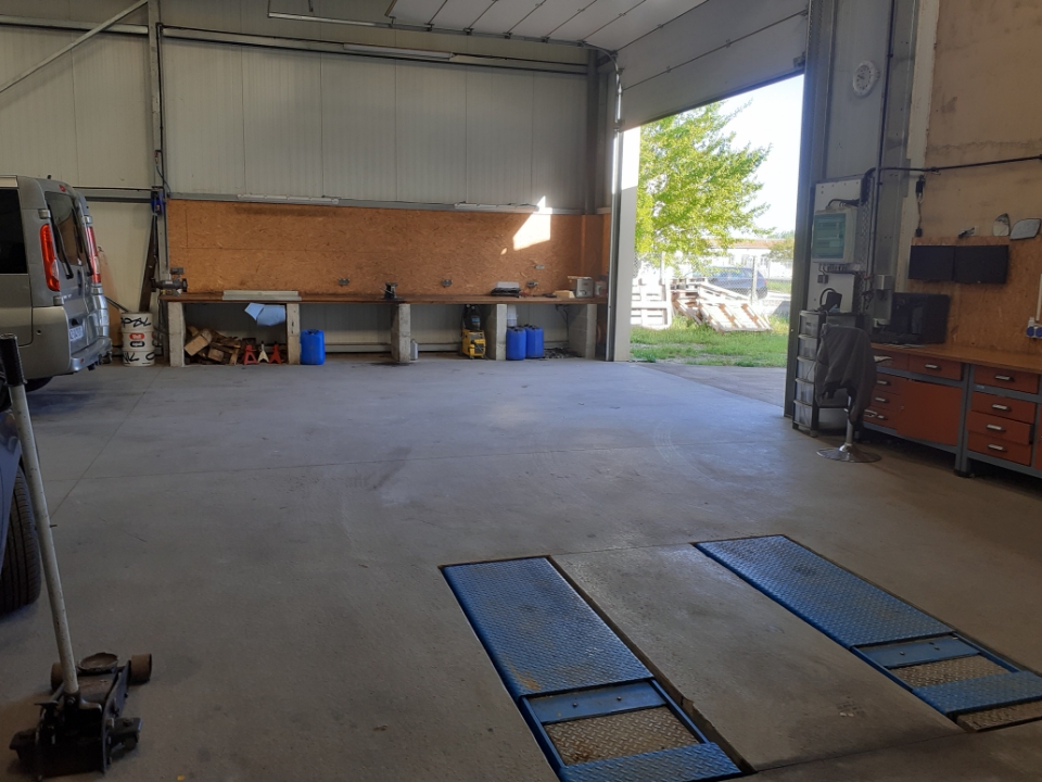 -a vendre pour cause santé, fond de commerce garage de réparation automobile avec son matériel dans un village de campagne situé entre saintes , st jean d Angely et cognac

-notre activité ; la réparation , l entretien , le diagnostic et le dépannage des véhicules VL et VU

-Le CA est de 2024 est de 514000 ht 

-le personnel a reprendre avec l entreprise , un technicien et un mécanicien 

-le bâtiment est en location (1500,00ht) avec une surface de 420 m2 sur un terrain de 2000 m2 composé de ;
- un bureau de réception
- un bureau de comptabilité
- un vestiaire avec une douche et WC
- un atelier 150 m2 avec un pont 4 colonnes Fog , un 2 colonnes FOG , machine a pneus, équilibreuse , banc de geo semi 3d, presse 30t, presse amortisseur, nettoyeur HP KARCHER, établi 
- un atelier 230 m2 avec un pont 2 colonnes 5t RAV , un pont ciseau 3t encastré RAV , un ciseau 3.5t , un établi avec 2 outil de diag , un établi de 5m 
- les ateliers sont chauffé par un générateur au fioul
- les bureaux sont chauffés par une clim réversible neuve 12/ 2024
- un parking client devant le garage avec possibilité de se garer sur le parking communale 
- un autre parking derrière les bâtiments pour les véhicules moins présentable .
- l activité ne demande qu' a être étendu car nous ne faisons pas de vente de véhicule , nous ne faisons du dépannages que pour nos clients ,( par manque de temp ou de personnel)
le fond est vendu 140000 euro avec matériel
je me tiens a votre disposition pour tout renseignement