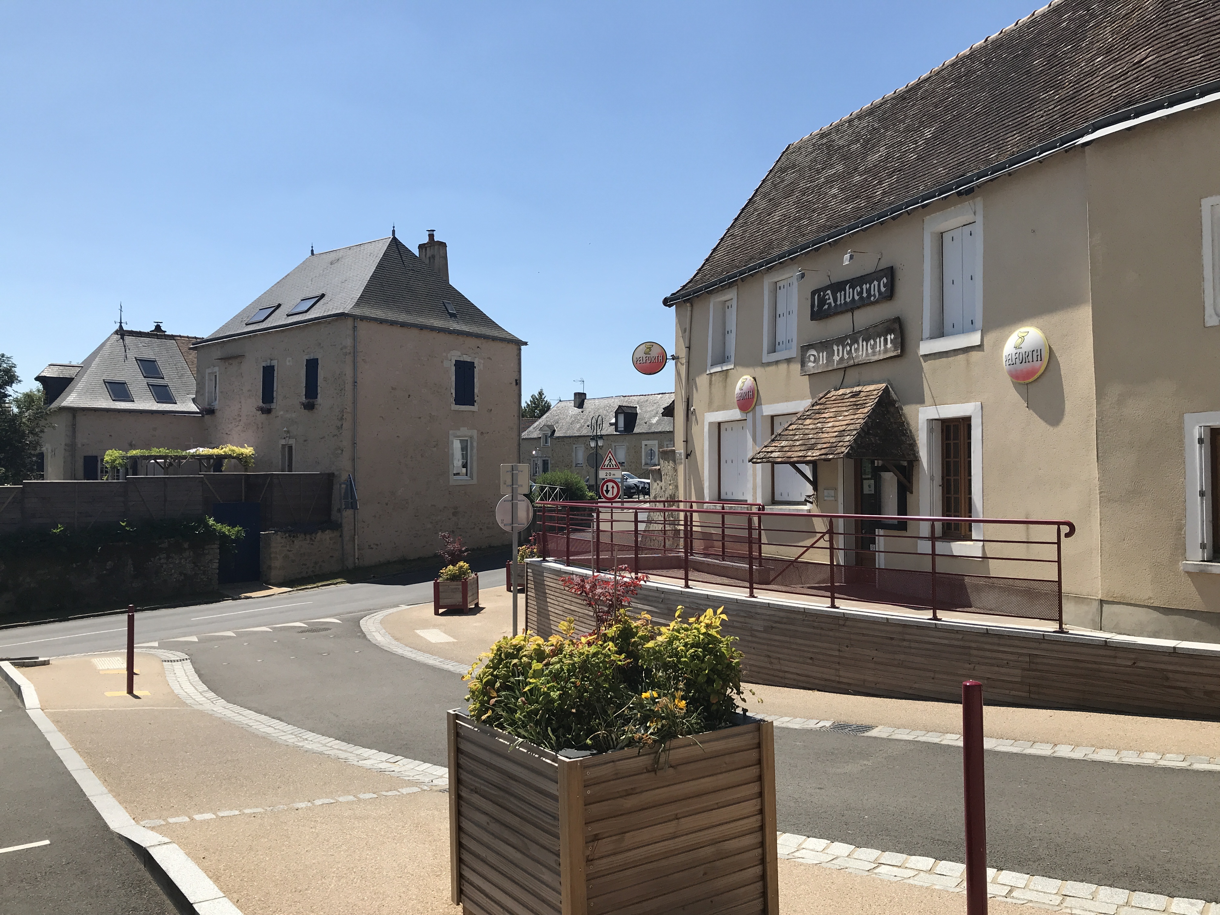 Missions :

Nous recherchons actuellement un.e candidat.e à la gérance du futur café multiservice à Fercé-sur-Sarthe, qui est ouvert dans le cadre de l’initiative « 1000 cafés ». Le besoin en personnel étant d’1,6 ETP (équivalent temps plein), les candidatures de binômes sont encouragées. Le/la gérant.e peut en effet être accompagné.e d’une personne salariée par le café.

Fercé-sur-Sarthe est un charmant village de 600 habitants traversé par la Sarthe et situé à 25 kilomètres au Sud du Mans. La commune fait partie du Val-de-Sarthe qui a donné son nom à la Communauté de communes dont elle fait partie. Le territoire bénéficie d’un cadre vert idéal pour le tourisme fluvial ainsi que le tourisme à vélo grâce aux chemins de halages aménagés le long de la Sarthe. La café « Ô bout du Pont » se trouve en centre-bourg, au carrefour des deux routes principales qui traversent le village. Le projet de réouverture du café / restaurant multiservice mobilise fortement l’équipe municipale comme les habitants, rassemblés autour de l’idée de continuer à faire vivre ce lieu de convivialité.

La restauration étant une activité socle pour ce projet, les candidats devront justifier d’une expérience en cuisine, et une bonne maîtrise des techniques culinaires. Les autres services pressentis sont : bar, animation, épicerie, presse.

Nous recherchons avant tout des personnalités garantissant la convivialité du lieu, capables de co-construire les services de proximité répondant aux besoins identifiés en lien avec la commune, en adhésion avec les valeurs de l’économie sociale et solidaire. Des qualités de gérant, de commerçant ainsi qu’une réelle volonté d’entreprendre sont clés pour ce poste.

Le candidat ou la candidate à la gérance doit remplir les conditions liées à l’octroi d’une licence de débit de boissons.

La perspective de contribuer à la revitalisation rurale en prenant la gérance d’un café multiservice vous séduit ? Rejoignez maintenant l’initiative 1000 Cafés !

1000 cafés est une initiative du GROUPE SOS qui a pour but de recréer du lien social dans les communes rurales. Elle contribue à redynamiser les territoires par la création ou la reprise de cafés multiservice dans des communes de moins de 3 500 habitants qui n'ont plus de café ou risquent de le perdre.

Les principes de l'initiative “1000 cafés” du GROUPE SOS sont :

● Faire du café un espace de convivialité multiservice qui proposera un café et une gamme de services de proximité qui n’existent plus dans la commune
● Créer un café au plus près de chaque territoire : faire participer les habitants des communes, écouter leurs besoins et envies, en s’assurant que le café vivra pleinement demain
● Accompagner le café dans la création et la gestion au quotidien : faciliter l’accès aux locaux, mutualiser des fournisseurs, proposer des outils de gestion, accompagner les relations avec les institutions

L’initiative 1000 cafés a été lancée en septembre 2019 et nous comptons déjà un réseau de cafés multiservice en pleine croissance.

Si vous souhaitez vous lancer dans une aventure entrepreneuriale au service de la convivialité de votre village, si vous voulez être au cœur d’un projet pensé pour et par les habitants, alors portez-vous candidat !
Pour plus d’informations, rendez-vous sur notre site internet 1000cafés.org

Profil recherché : 

• Vous souhaitez vous engager en faveur de la ruralité et de la redynamisation des petites communes 
• Vous justifiez d’une expérience significative dans le secteur de la restauration et maitrisez les techniques culinaires essentielles, ainsi que les normes d’hygiène et de sécurité
• Vous êtes disponible et prêt à vous engager dans une démarche entrepreneuriale afin que le projet prenne corps au sein du village
• Vous avez des bases solides en gestion et faites preuve de rigueur et d’organisation
• Vous êtes fédérateur et maîtrisez les outils de communication
• Vous êtes motivé, sérieux, adaptable, proactif et avez un fort intérêt pour les valeurs de l’économie sociale et solidaire
• Vous savez gérer des situations difficiles en gardant votre sang-froid

La rémunération du gérant dépend du niveau d’activité de la SARL dont celui-ci a la responsabilité. Notre objectif : créer le cadre nécessaire pour que vous puissiez vous rémunérer à hauteur de 1800€ mensuel brut. Base à laquelle vient s'ajouter  :​

	•     1,5 % du chiffre d’affaires mensuel pour l'activité de restauration et de bar​

	•     1% du chiffre d'affaires mensuel sur les autres services​

           •     33% du résultat annuel d'exploitation 


Ouverture envisagée : juin 2023 

Statut : Gérant.e mandataire