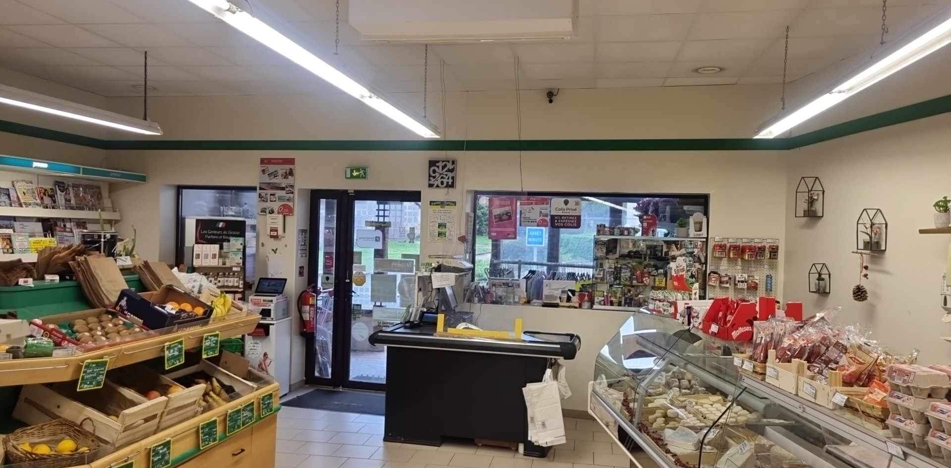 Bonjour 👋 

À vendre fond de commerce d'alimentation générale à Clémont en sologne 1h30 de Paris étang du puits à proximité 🚤⛱️🌞
Clientèle fidèle 
Vitrines réfrigérée neuves 
Four traiteur neuf 
Chambre froide
Local climatisé 

➡️ Bail commercial communal 3-6-9 💸 loyer 500€
➡️ Surface 230 m2 
➡️ CA 292 000 € 

💸💸💸 Prix négociable 100 000 € 💸💸💸