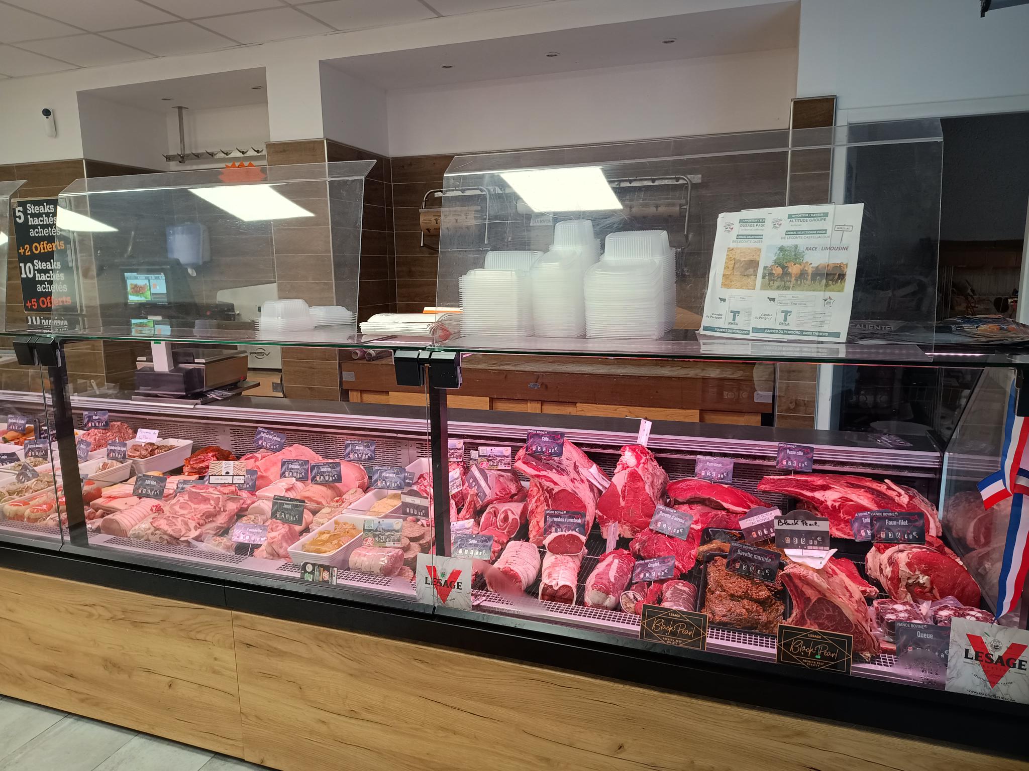 Vend, cause réorientation professionnelle, boucherie artisanale dans une commune lot-et-garonnaise très touristique située aux portes des Landes.
Reprise à l’été 2023, située en plein centre-ville avec tous les commerces (boulangerie, pharmacie, restaurant, bar, tabac, épicerie, banques, etc…).
La clientèle est principalement locale mais également une clientèle touristique liée d’une part au seul établissement thermal du Lot-et-Garonne, et sur la saison estivale en lien avec le Center Parc situé à 5 kms. 
Le local boutique a été entièrement rénové en 2023 (rénovation de l’ensemble du magasin, changement des vitrines d’un linéaire de 7.5 ml). 
Il est composé :
-d’une surface de vente de 60 m2 avec vitrine, 3 chambres froides frigorifiques de 3 à 6 m2,
-d’une rôtissoire 
-d’un laboratoire boucherie/charcuterie équipé (gros hachoir réfrigéré, machine sous-vide, piano gaz 4 feux avec four, four classique, marmite cuve 150 l pour fabrication charcuteries et boudins, billot, grandes tables de travail, poussoir hydraulique, mélangeur, etc…
-d’un coin plonge et coin cuisine/traiteur avec gazinière, hotte, étagères etc…,
-de plusieurs pièces de stockage (chambres froides, espace hygiène, stockage divers, réserve emballage ), local vestiaire,
A l’étage, sur 2 niveaux, appartement d’habitation de 250 m2 avec 4 chambres dont une suite parentale, grande terrasse, un grand salon séjour, cuisine de plus de 60 m2, chauffage gaz, grande cours, garage...
Loyer annuel pour l’ensemble 24 000 € pour l'ensemble des locaux. 
 Atouts :
-Clientèle fidélisée : savoir-faire reconnu
-Local sans travaux en parfait état et pas d’investissements matériels à prévoir
-Peu de concurrence
-Marché très réputé chaque mardi et samedi matin qui draine un grand flux de clientèle
-Gros potentiel de développement sur l’activité charcuterie-traiteur
-Transfert des savoirs et passation envisagée
-Chiffre d’affaires moyen et résultat net en forte augmentation depuis 2 ans : pour 2024 : 537 k€ (CA), 41 k€ (Résultat), les chiffre du premier semestre continuent à croitre…
Accompagnement possible par le cédant.
