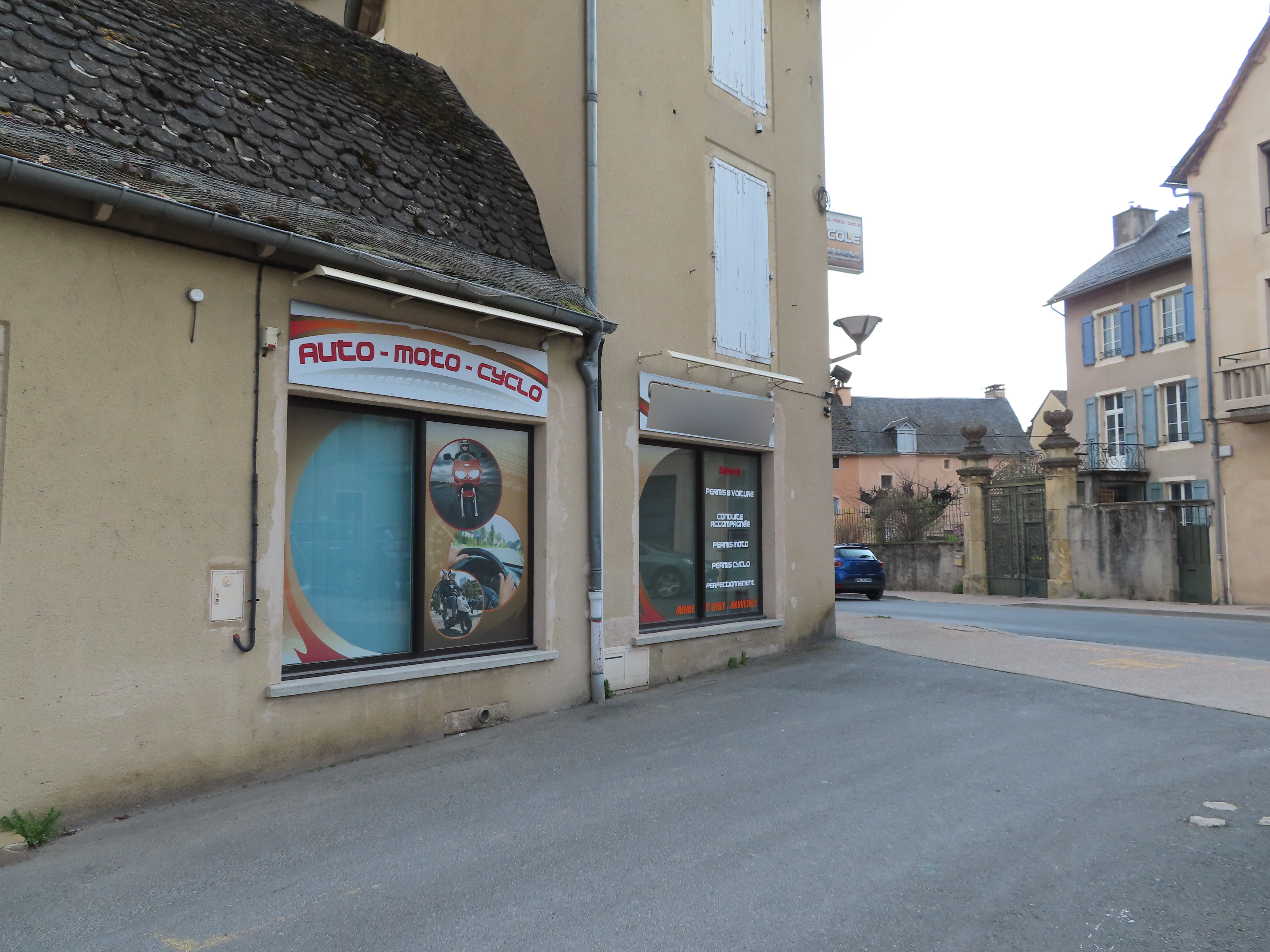 A reprendre, activité d’auto-école et moto-école indépendante labellisée Qualiopi, offrant une gamme complète de formation aux permis B, A, A1, A2 et AM.
 
Créée en 1989, l’entreprise bénéficie d’une bonne notoriété. Implantée au cœur de deux centres-bourgs d’environ 5000 habitants, les deux écoles sont situées proche des lycées et établissements de formation. Elles accompagnent en moyenne 260 permis par an (voiture et moto confondus).
Équipe de deux moniteurs co-gérants, et une enseignante salariée.
Parc de 4 voitures (sous contrat), 6 motos et 2 cyclomoteurs.
 
Possible accompagnement du repreneur par les cédants. 
Obligation d’être titulaire du Titre Pro Enseignant de la Conduite et de la Sécurité Routière et du CQP Responsable d’Unités d’Enseignement de la Sécurité Routière et de la Conduite pour pouvoir reprendre.
 
Prix de cession : 110 000 €
Possibilité de dissocier les deux écoles.