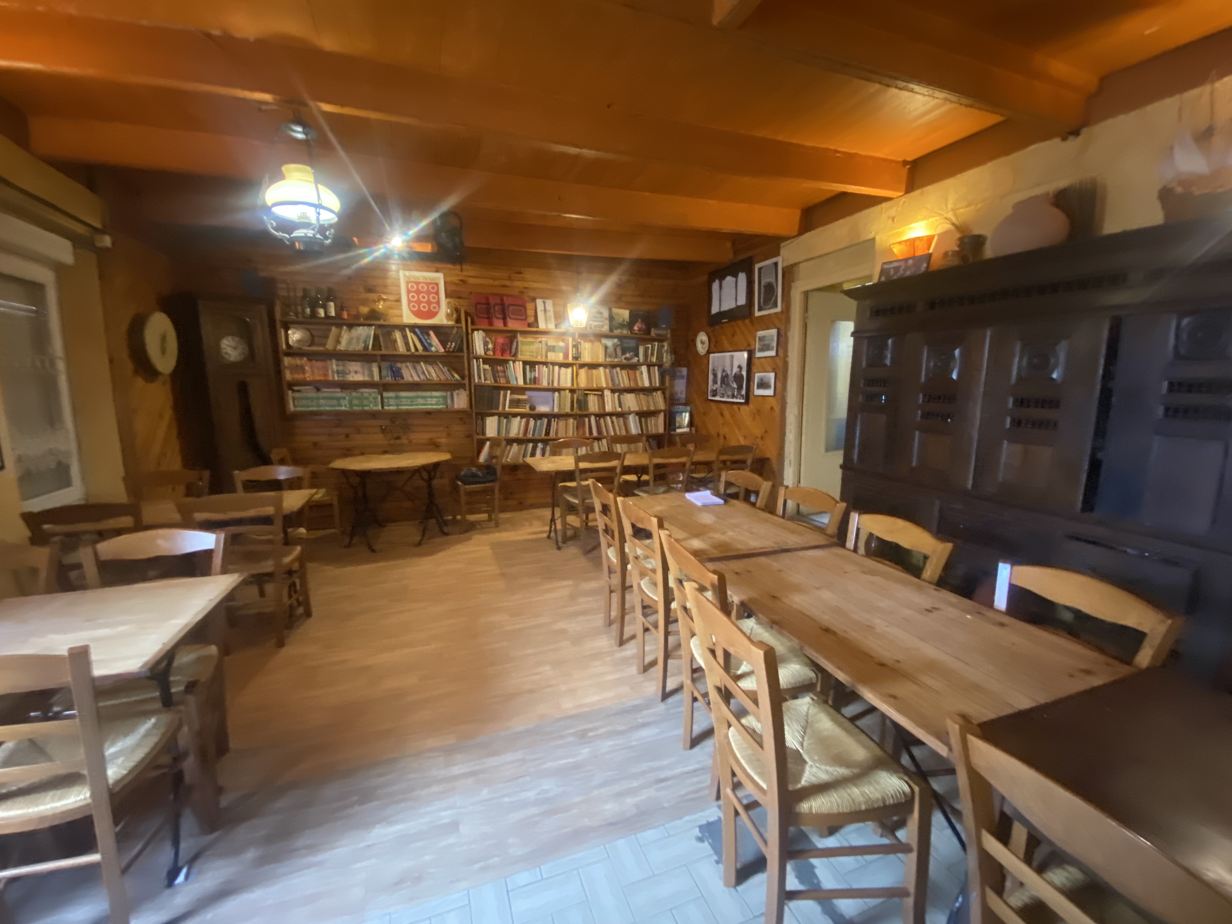 Opportunité ! Idéalement située sur un axe passant et stratégique entre Lannion et Tonquédec, venez découvrir cet ensemble immobilier en pierre d'un grand cachet, offrant une activité florissante et un logement de fonction spacieux.

Partie Commerciale (RDC)

Un outil de travail fonctionnel et chaleureux, prêt à exploiter :
2 belles salles de restaurant lumineuses, accueillantes et pleines de charme.
Cuisine professionnelle équipée et adaptée à l'activité.
Cheminée traditionnelle permettant la cuisson au feu de bois (un vrai plus pour la clientèle et l'ambiance !).

LISCENCE 4 INCLUS

Partie Privée (Étage)

Un espace de vie confortable pour les exploitants :
Cuisine indépendante.
3 chambres spacieuses.
Salle d'eau avec WC.
? Extérieurs & Annexes
Grand hangar offrant un fort potentiel de stockage, d'agrandissement ou de stationnement pour le matériel/véhicules.
Le tout bâti sur une solide structure en pierres de taille, garantissant le charme de l'ancien et un entretien perenne.