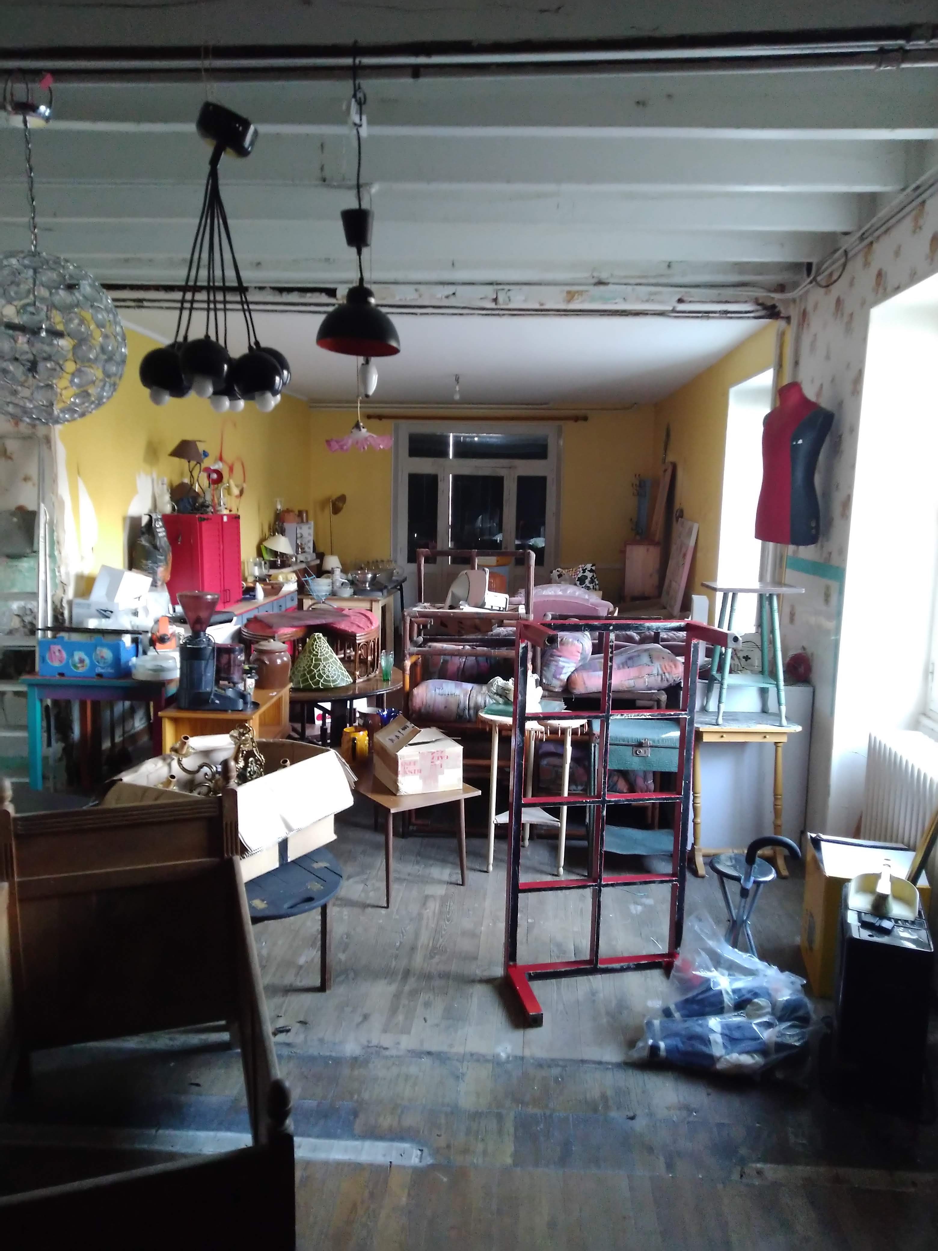 Local commercial et un appartement à rénover entièrement dans un petit village . Une boulangerie,un bar pizzeria,une agence postale .Ce local est parfaitement situé pour une épicerie tabac où bien une brocante ......
C'était mes projets mais j'approche de la retraite.....
.