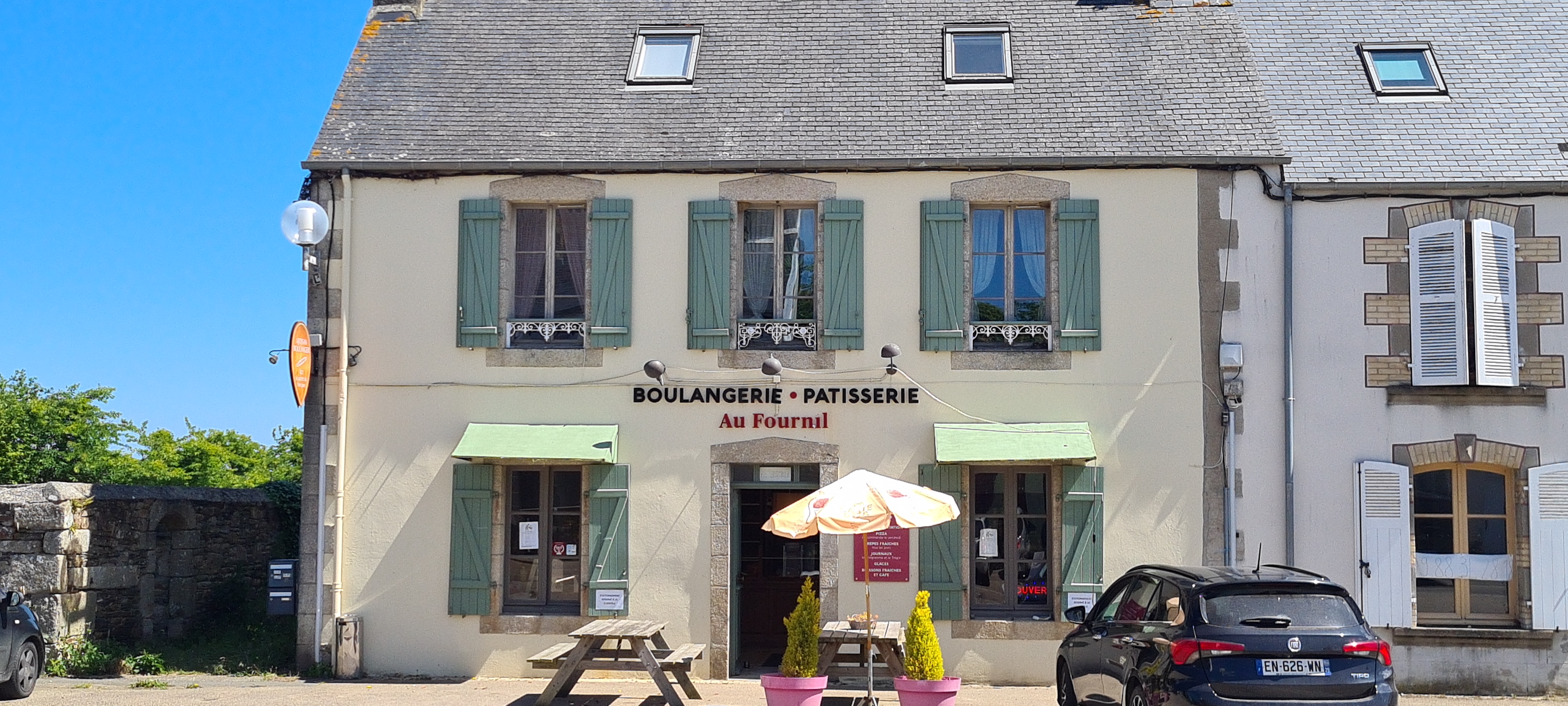 A vendre Boulangerie Pâtisserie 
Cuisson Au Feu de Bois
Avec une partie épicerie située au centre d'une commune dynamique. 
Clientèle sympathique qui apporte une bonne ambiance dans cet établissement. 
Située à 
17 kms de Morlaix, ville touristique 
11 kms de Locquirec ,plage 
5 kms de Plestin les grèves, plage
13 kms de Plougasnou  plage ...
Ce commerce de proximité de 170 M2 
Se compose d'un magasin de 40 M2
d'un fournil de 100 M2 ouvert sur le magasin. 
D'un laboratoire Pâtisserie de 30 M2 
D'un vestiaire et d'un bureau. 
Devant la boulangerie il y a une terrasse avec table de pique nique et parking. 
Le four à bois vous permettra de faire des économies surtout à l'heure actuelle. 
Les charges sont de 
600 € par mois de Bois TTC
600 € par mois électricité TTC
640€ par mois TTC .les murs appartiennent à la mairie. 
Une formation de quelques semaines peut être mise en place pour votre démarrage. 
Cession du fond de commerce 80 000 € TTC
Vous voulez faire de la boulangerie traditionnelle ou biologique avec peu de charges cette boulangerie est pour vous.