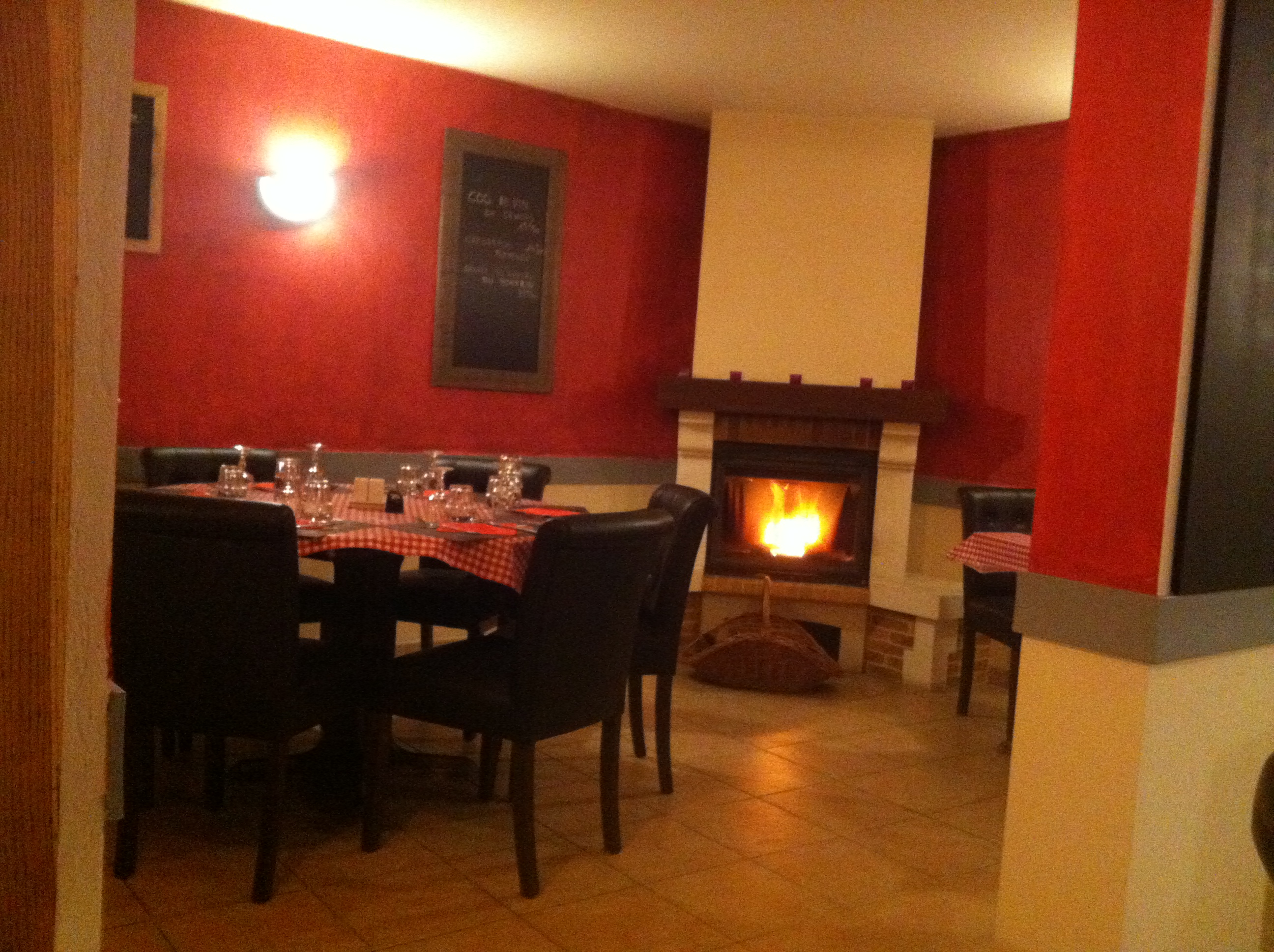 bar restaurant, 2 terrasses, cuisine équipée inox, logement inclus dans loyer, 3 salles, capacité totale 110 couverts. Restaurant à cote du lot.