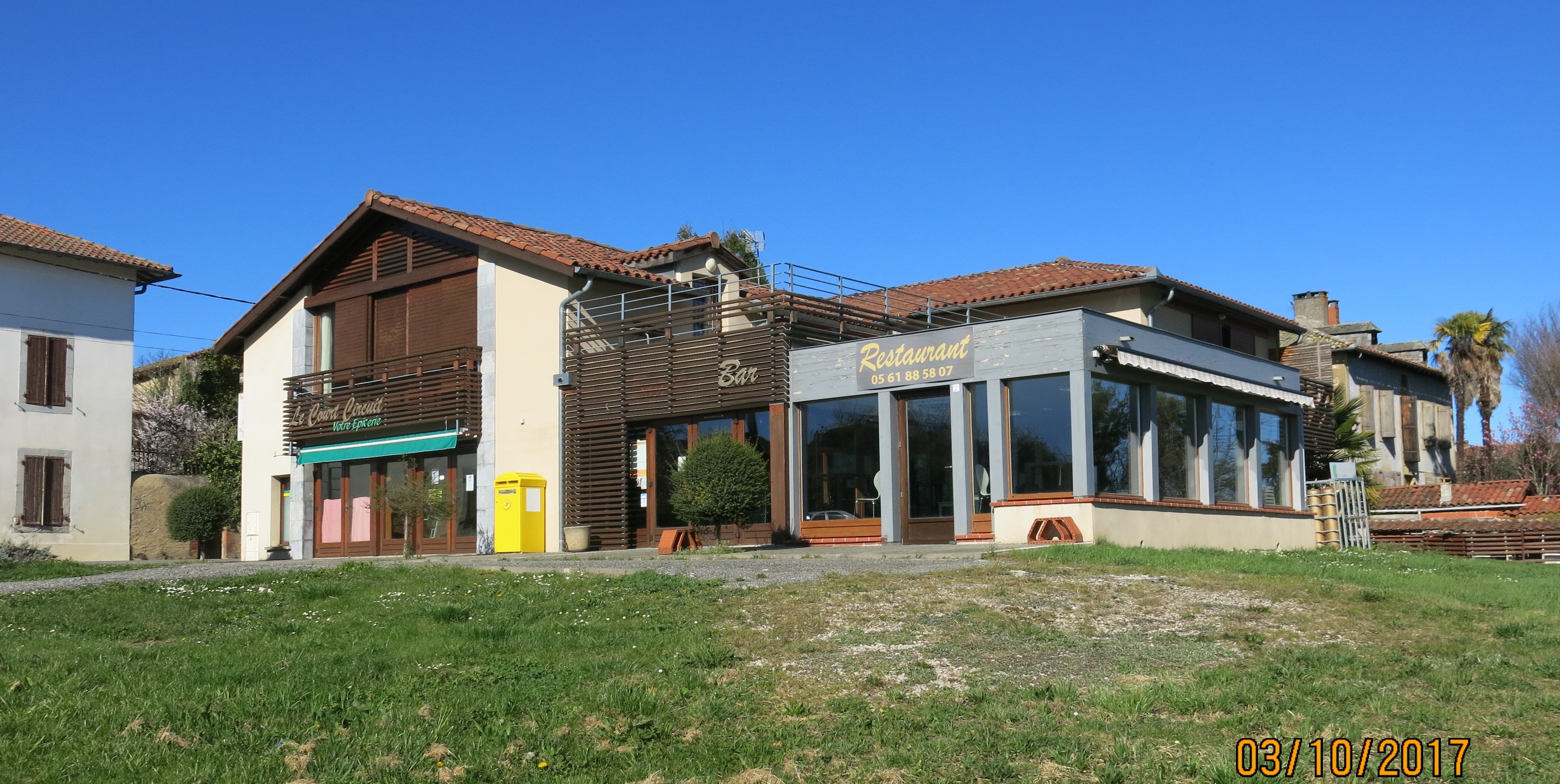 Au cœur du Comminges, aux pieds des Pyrénées, dans un environnement rural et paysager, attractif et reconnu, Blajan est un village de 500 habitants disposant d’une école primaire, de commerces et artisans (boulangerie, coiffure, garage, paysagiste, …), d’exploitations agricoles dynamiques et d’un tissu associatif actif.
A 4km de Boulogne-sur-Gesse disposant d’une maison médicale et autres professions de santé, mais aussi d’un collège et de structures commerciales plus importantes, notre commune entend se différencier par un service à la population de proximité, privilégiant les circuits courts.

C’est ainsi que nous sommes en recherche pour notre restaurant d’un cuisinier(ère) passionné par la mise en valeur des produits du terroir.
Il disposera d’un bâtiment rénové bien situé (au croisement de 2 axes départementaux), de plain-pied, avec une terrasse, un point de vue sur un grand pré.
Le restaurant est situé sur une place communale avec parking où se trouve un local comprenant l’agence communale de la Poste, un relai de produits fermiers et la boulangerie.

Propriétaire des murs et des matériels contenus dans le local, la commune loue l’ensemble avec une licence IV qui lui appartient.
Le loyer de l’ensemble est proposé au prix de 500 € HT/ mois. 

Toute candidature accompagnée d’un CV et d’une lettre de motivation sera adressée à :
Mairie.blajan.31@gmail.com