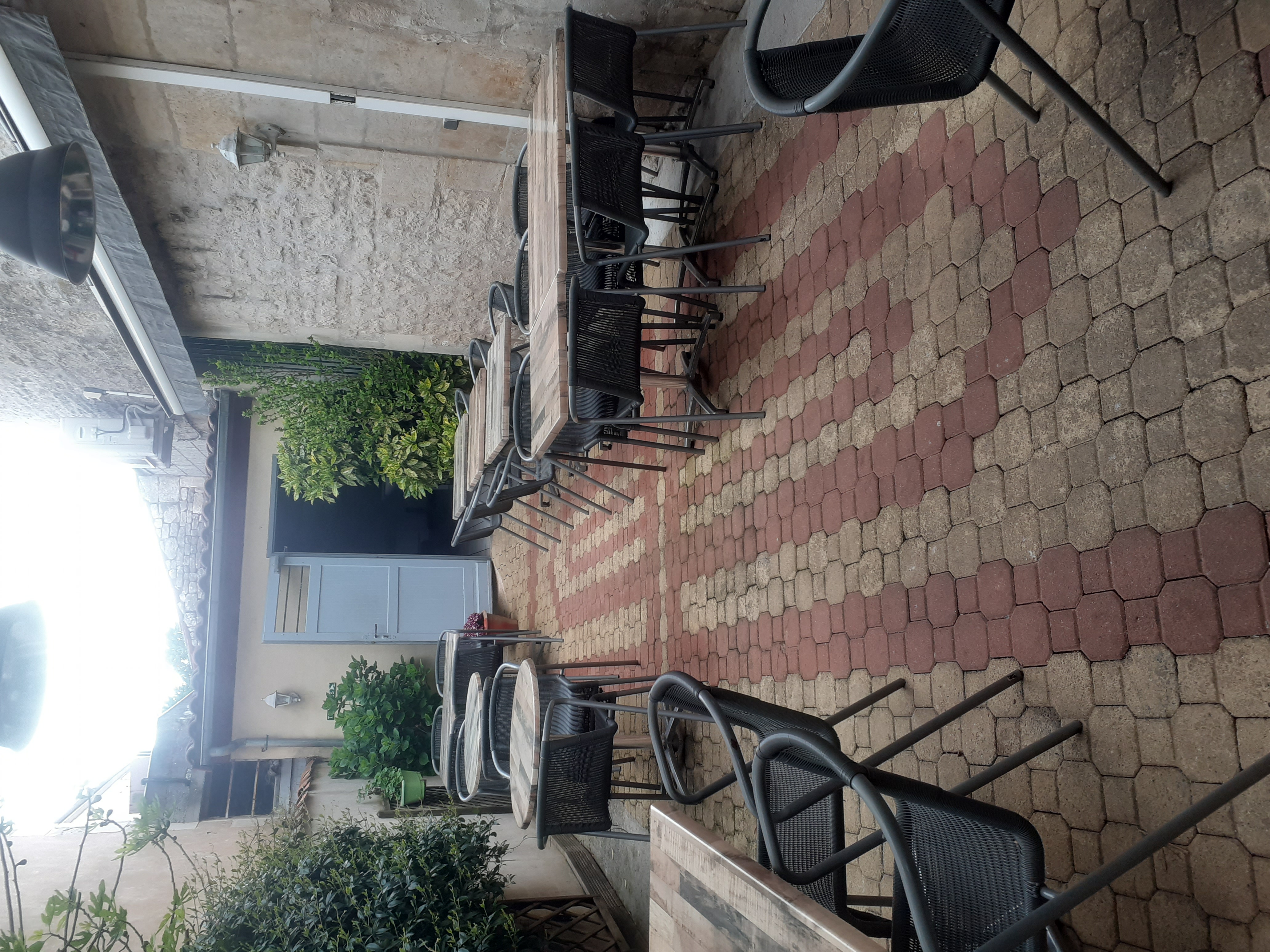 Belle affaire au cœur du marais poitevin 2 sale une de 80 personnes et 25 personne plus une terrasse patio de 30 personnes pmu et française des jeux