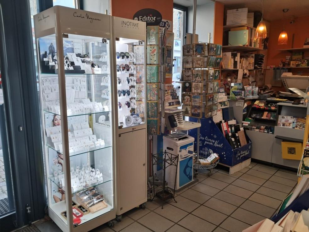 A vendre à Craponne-sur-Arzon en centre bourg , belle affaire : librairie, presse, journaux, Française des jeux, carterie, bijoux, jouets et papeterie avec boutique, espace stockage et bureau. Chiffre d'affaire important à développer avec possibilité d'acquérir les murs commerciaux. Entreprise gérée par deux associées avec une salariée . Possibilité accompagnement .