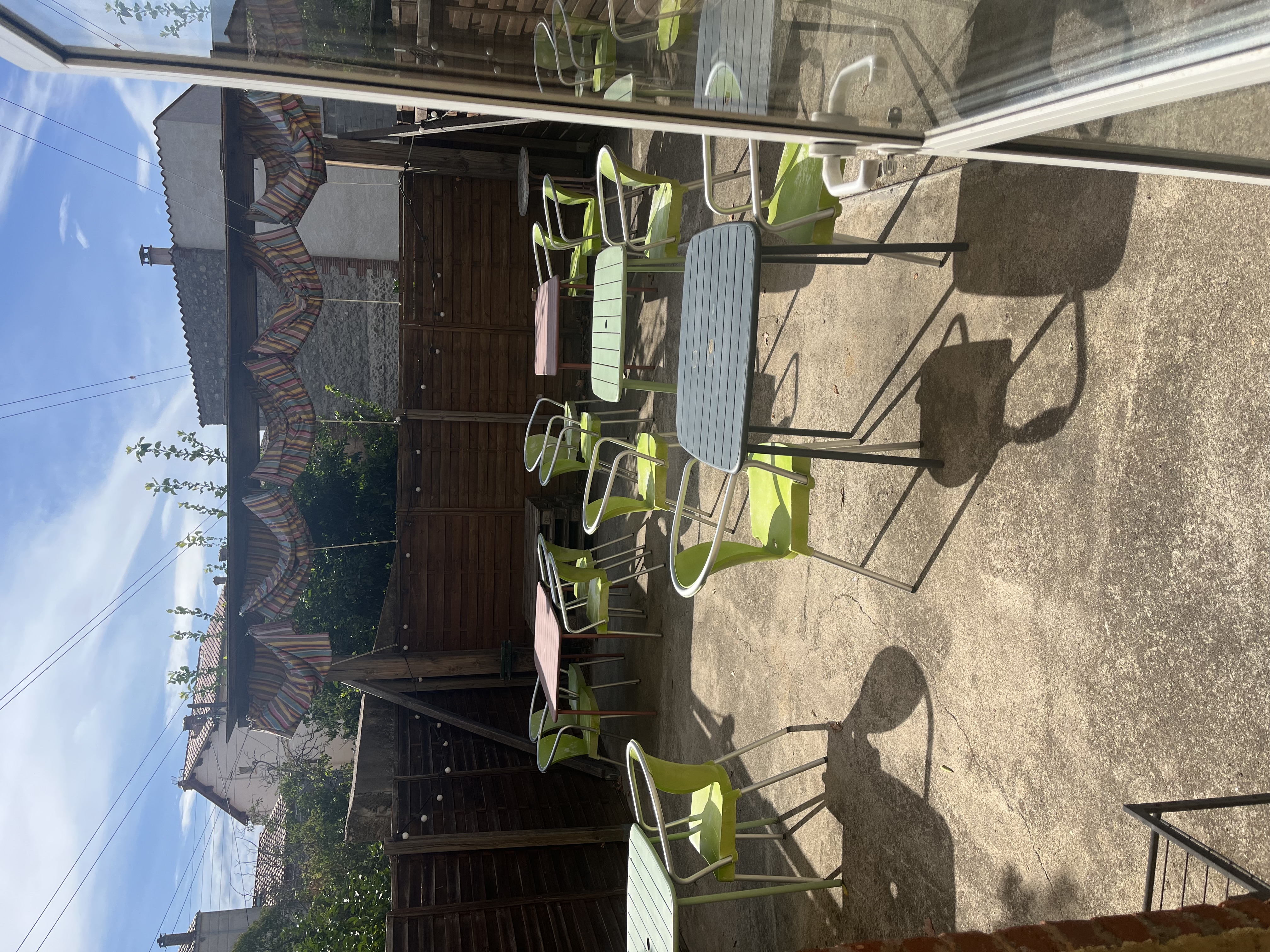 À VENDRE – FONDS DE COMMERCE SNACK / RESTAURATION

Belle opportunité pour professionnel de la restauration !

À vendre, fonds de commerce de snack / restauration, bénéficiant d’une très bonne clientèle locale fidèle et d’une activité déjà bien implantée.

📍 Emplacement agréable et pratique

* Restaurant avec terrasse
* Petit parking à disposition
* Bonne visibilité et passage
* Clientèle locale régulière
* Loyer faible, véritable avantage pour la rentabilité

🍔 Commerce prêt à travailler, idéal pour poursuivre l’activité actuelle ou développer un nouveau concept : snack, kebab, restauration rapide, burgers, tacos, petite restauration, etc.

Le local offre un cadre fonctionnel et dispose d’un potentiel intéressant pour un repreneur souhaitant s’installer ou développer son activité.

Points forts :
✅ Clientèle locale fidèle
✅ Terrasse
✅ Parking
✅ Faible loyer
✅ Commerce en activité
✅ Potentiel de développement
✅ Idéal pour un couple ou un professionnel