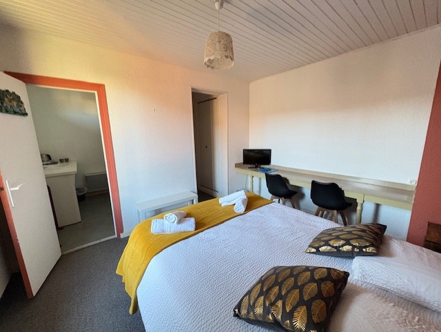 Une belle opportunité pour un entrepreneur, un investisseur ou un porteur de projet souhaitant redonner vie à un établissement de caractère.

Je propose à la vente les murs d'un ancien hôtel-restaurant, idéalement situé au cœur de la Sologne.

Le bien comprend notamment :

Environ 595 m² de surface.
10 chambres d'hôtel.
Un appartement indépendant.
Une salle de restaurant.
Une cuisine professionnelle.
Un bar.
Plusieurs espaces de stockage et dépendances.
Parking et terrain.

Il s'agit uniquement de la vente des murs. Le fonds de commerce n'est pas inclus et le bien est libre de toute exploitation, permettant au futur acquéreur de développer le projet de son choix.

Du matériel professionnel est disponible sur place et peut être vendu séparément, selon les besoins de l'acquéreur. À défaut, il sera retiré et vendu indépendamment de la transaction.

La Licence IV est également disponible à la vente, de manière distincte.

Ce bien peut convenir à de nombreux projets : hôtel, restaurant, chambres d'hôtes, résidence de tourisme, espace de réception, activité de services ou tout autre projet compatible avec les lieux.

La commercialisation est exclusivement assurée par une agence immobilière. Je ne gère ni les visites ni les négociations.

Le prix est ferme et non négociable. Merci de ne contacter l'agence que si ce budget correspond à votre projet.

Pour tout renseignement complémentaire ou organiser une visite, merci de prendre directement contact avec l'agence en charge de la vente, le numéro de téléphone sur l'annonce est au conseiller.