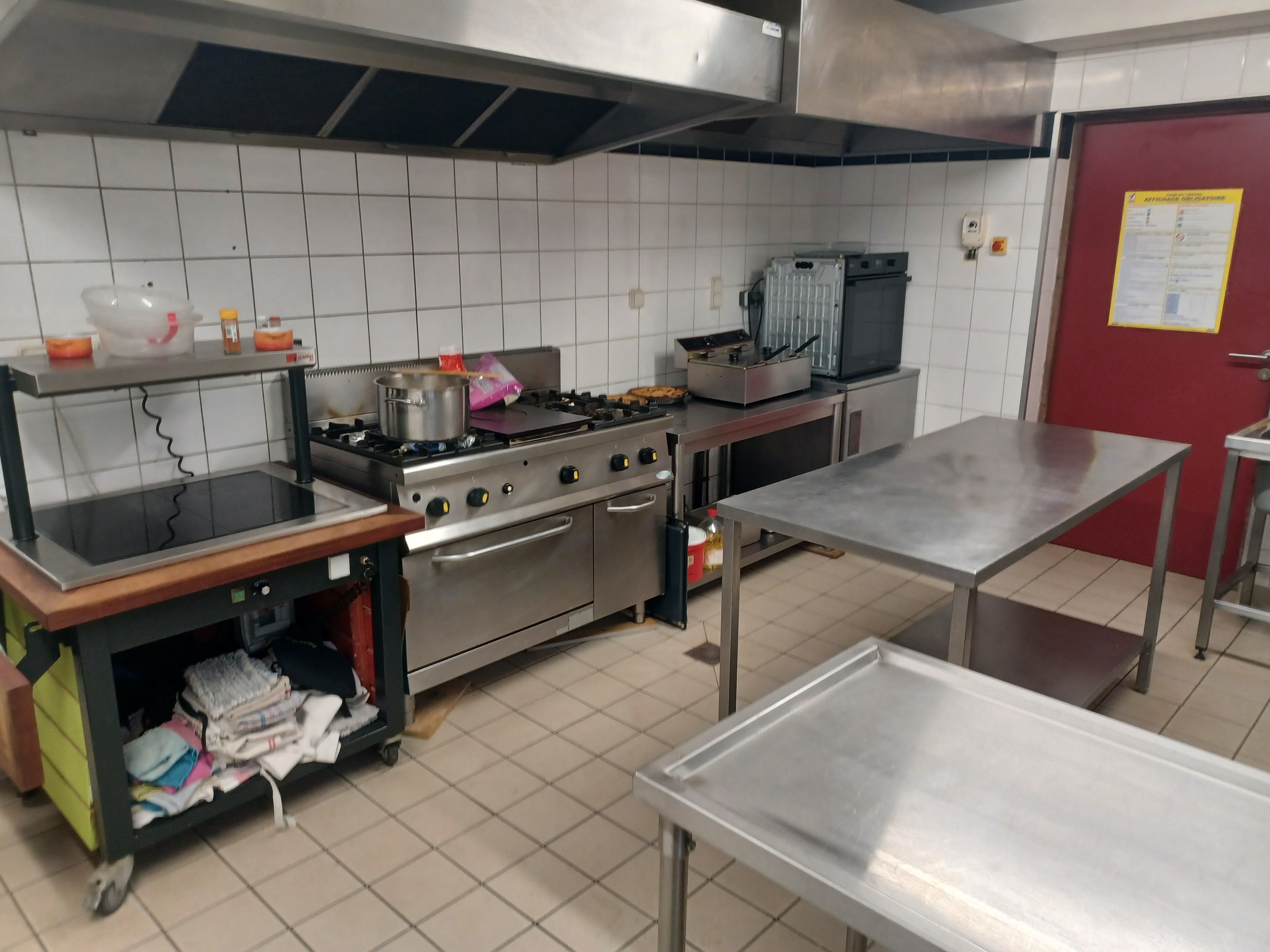 La commune de Savigny en Revermont est propriétaire du restaurant placé sur la place du bourg tout prés de la mairie, il y a des places de stationnement pour la clientèle. Notre commune a 1170 habitants, elle est située à 5 km de la sortie de l'autoroute A39,  à 14 km de Lons le Saunier, 16 km de Louhans. Cause santé, Le locataire vends tout l'équipement de cuisine, l'équipement des salles de restauration( la grande salle 70 couverts, la salle de bar 20 couverts), un logement à l'étage avec trois pièces, une salle de bain, WC.
Ce restaurant a été entièrement rénové, isolation, mise aux normes en 2014.
Le loyer mensuel actuel pour le local commercial est de  560 Euros TTC.
Le loyer actuel de l'appartement est de 150 Euros. 
Pour plus de renseignements s'adresser au locataire .