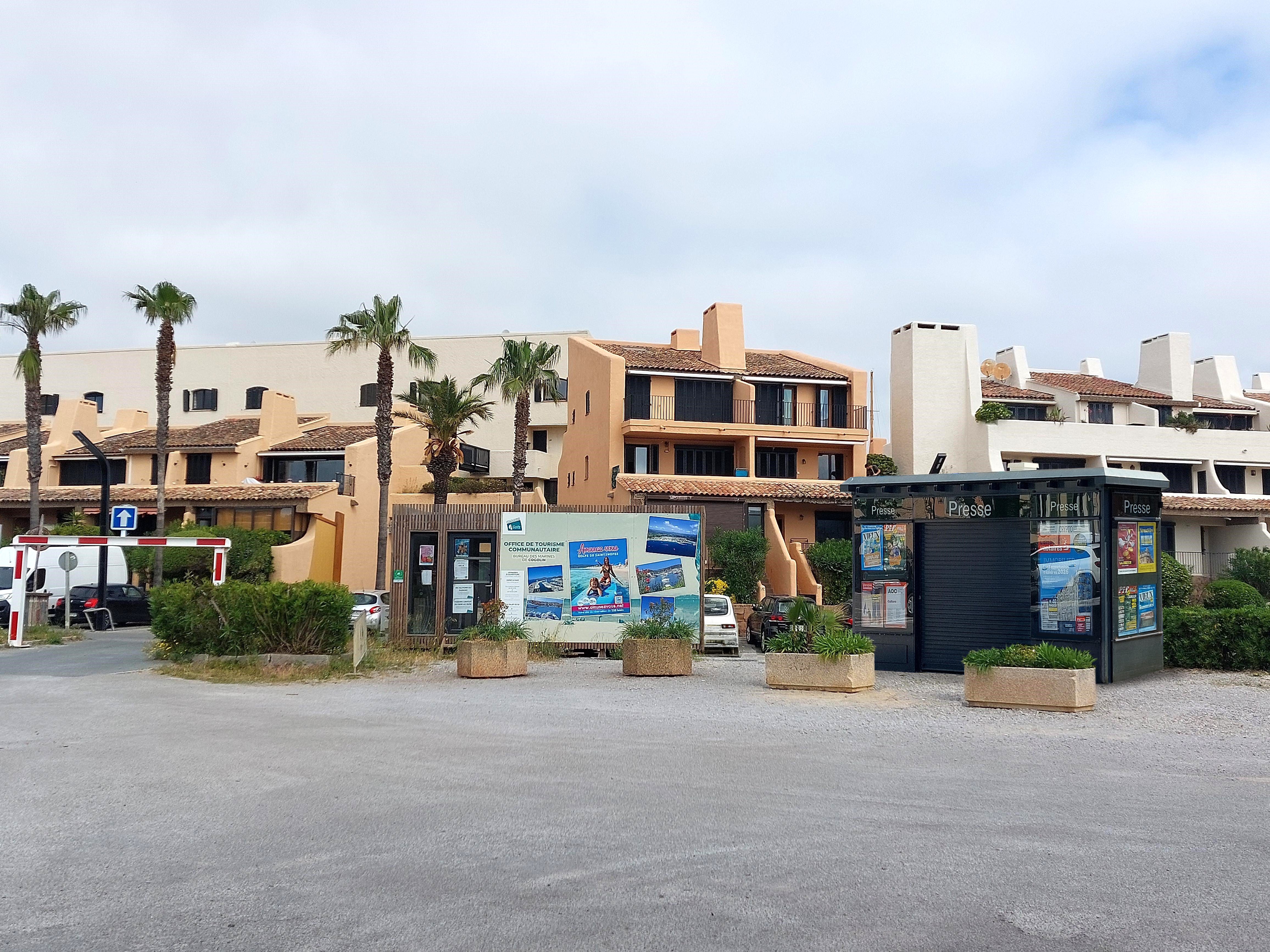 Devenez kiosquier, en tant que gérant indépendant enregistré au Registre du Commerce (non salarié, SAS, SASU, SARL, EURL, EI, micro-entreprise…)
Le kiosque est situé sur l'entrée du parking de la Plage aux marines de COGOLIN.
Situé prochainement aux Marines de Cogolin, à l'entrée du parking où tous les jeudis la brocante prend ses quartiers, le kiosque est idéalement placé aux côtés du bureau du tourisme (photomontage de lieu d'implantation à venir).
Installé devant le chemin menant aux plages et à l'école de voile, et au parking pour les personnes prenant les bateaux verts pour St Tropez et aux locations de bateaux, catamarans...le kiosque est incontournable.

Vous disposerez de ce kiosque sans droit d’entrée, sans investissement dans un pas de porte ou fonds de commerce avec de faibles charges :

Faible loyer (+ dépôt de garantie)
Electricité
Assurance
Routeur ou box 4G
Un fond de roulement/trésorerie de 5000€ est conseillé pour votre fonctionnement
Contrat de 2 ans renouvelable

Un agrément de diffuseur de presse en effectuant une formation obligatoire vous sera délivré. Le dépôt de presse de DRAGUIGNAN vous indiquera les conditions et le métier, et il vous livrera quotidiennement les journaux.

Les activités exercées sont principalement, la presse :

Presse nationale (commission 23%)
Les souvenirs, les cartes postales, librairie, petits colis, bimbeloterie,
Les boissons à emporter, les glaces emballées, les confiseries,...

Vos revenus proviendront des commissions

Les horaires sont en général de 7h30 à 18 ou19h en journée continue
A adapter selon la saison et la fréquentation. 
Une fermeture hivernale est envisageable

Je reste à votre écoute pour nous rencontrer et vous apporter plus de détails.