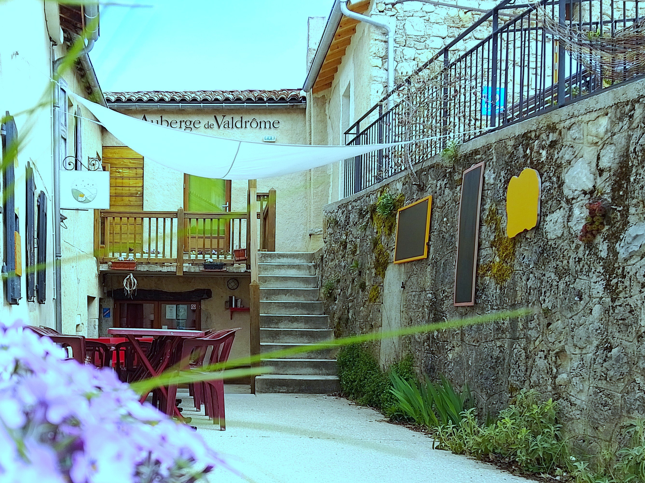 Recherche gérants Auberge communale Valdrôme
Valdrôme est un petit village de la haute vallée de la Drôme.
De nombreux sentiers à parcourir à pied (GR91 et 10 circuits balisés), à VTT (Les
chemins du soleil), à vélo (Les P’tites routes du soleil), à cheval sur les crêtes de
Valdrôme offrent un panorama sur toutes les Alpes méridionales, du Mont Ventoux au
Massif des Écrins, des Baronnies aux montagnes du Vercors.
Le village offre des activités de découverte de pratiques sportives : tir à l’arc sur
parcours 3D ou nature, mur d’escalade, pétanque, ….
De nombreuses manifestations y ont lieu tout au long de l’année : activités culturelles,
festives, concerts, spectacles…
La commune de Valdrôme, propose la reprise de « l’Auberge de Valdrôme » en
délégation de service public. Pas d’investissement, redevance annuelle de 6504 € pour
l’Auberge et de 4800€ (hors charges) pour le logement.
L’Auberge de Valdrôme comprend :
- un ensemble hébergement de 6 chambres indépendantes de 9 à 13 m², offrant une capacité de 17 couchages et un dortoir de 8 places.
- une lingerie
- un ensemble café-restaurant avec Licence IV de 38 couverts et une cuisine équipée.
- deux terrasses extérieures sur deux niveaux
- une salle annexe indépendante de 30 m2 pouvant accueillir réunions, séminaires,
stages pratiques, expositions, spectacles
- un espace commerce à aménager
- un logement attenant et indépendant de type T3
Potentiel à développer idéal pour un couple désireux de vivre en milieu rural.
Retrouver tous les détails de l’appel à candidature sur ce lien :
Dossier complet à retirer sur la plateforme AWS :
- Créer un compte gratuit en suivant le lien :
htttps://ledauphine.marchespublics-eurolegales.com
- Chercher le titre de l’annonce : Gérance Auberge communale Valdrôme
- Télécharger les documents
- Toutes les questions et les documents du dossier sont à déposer sur la plate-forme