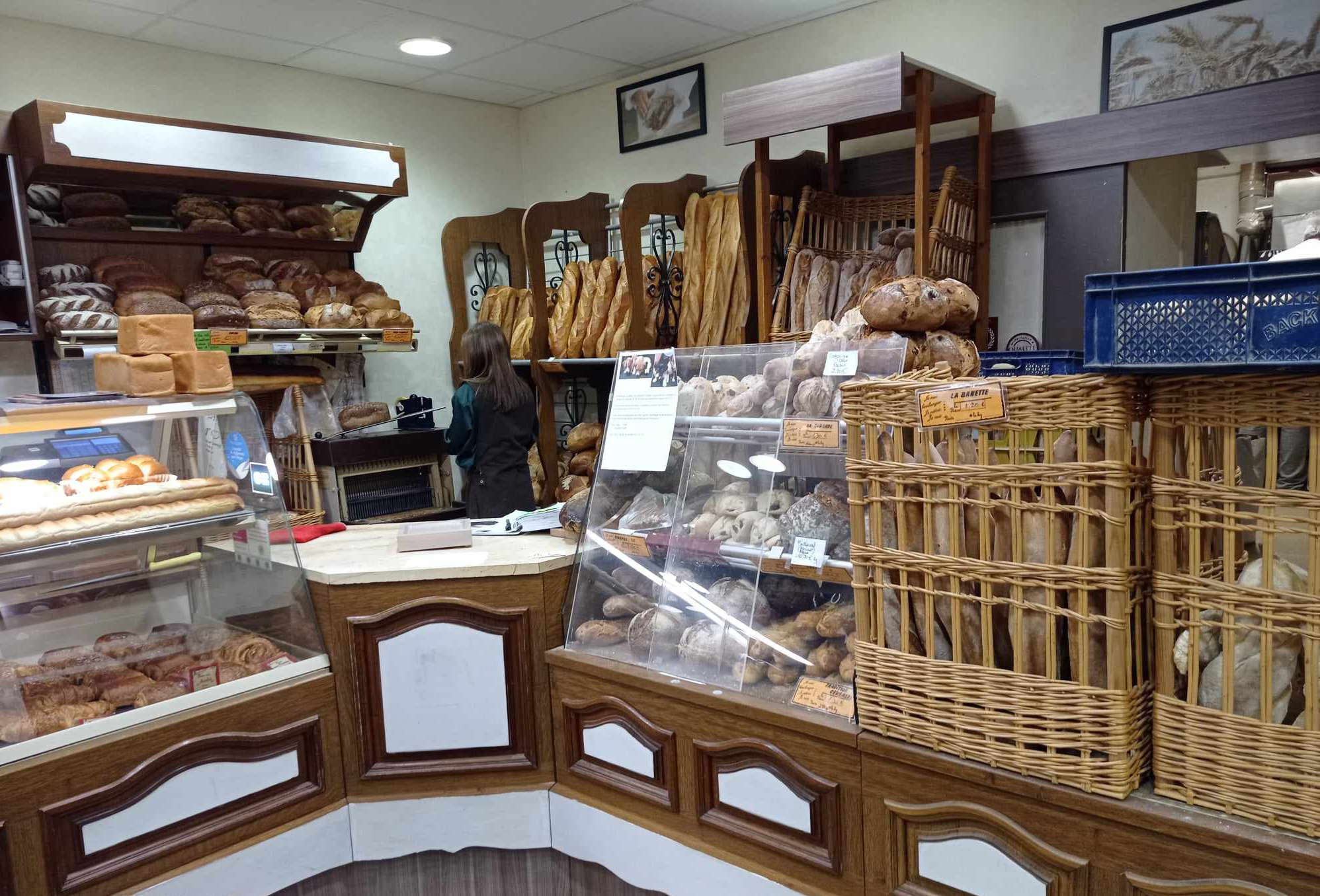 La boulangerie est située à Plouaret, un bourg de 2500 habitants dans les Côtes d’Armor. Le bourg propose de multiples commerces de proximité (boucherie, supermarché, salon d’esthétique, salons de coiffure, banques…), des écoles et d’un collège, de la gare ou encore une maison de santé.

La boulangerie est située au centre du bourg avec une large place devant où il est possible d’installer une terrasse.

Le fournil d’environ 80m² propose un matériel en bon état avec une révision annuelle. Le four est bi-énergie avec une partie électrique et une partie fioul. Il y a trois chambres de fermentation dont une double chariots.
La boutique propose en plus une machine à café et une armoire réfrigérée. La caisse est aux normes et date de 2019. Une partie étagère avec la possibilité de proposer un espace cadeaux, bonbons ou décorations.

L’espace habitation se compose aux rez de chaussée d’un espace de stockage ou bureau avec la possibilité d’y implanter un espace cuisine, un toilette et une salle de bain.
Au premier étage, on trouve une cuisine ouverte sur la salle à manger et le salon, un cellier, une chambre et un toilette.
Le deuxième étage propose deux grandes chambres, une salle de bain, un dressing et un toilette.

Dans le jardin on retrouve différentes dépendances.

La boulangerie et le logement ont été entièrement rénovés en 2011.

Fond de commerce : 140 000€
Mur : 180 000€

Pour plus d’informations, contactez le 0668123932.