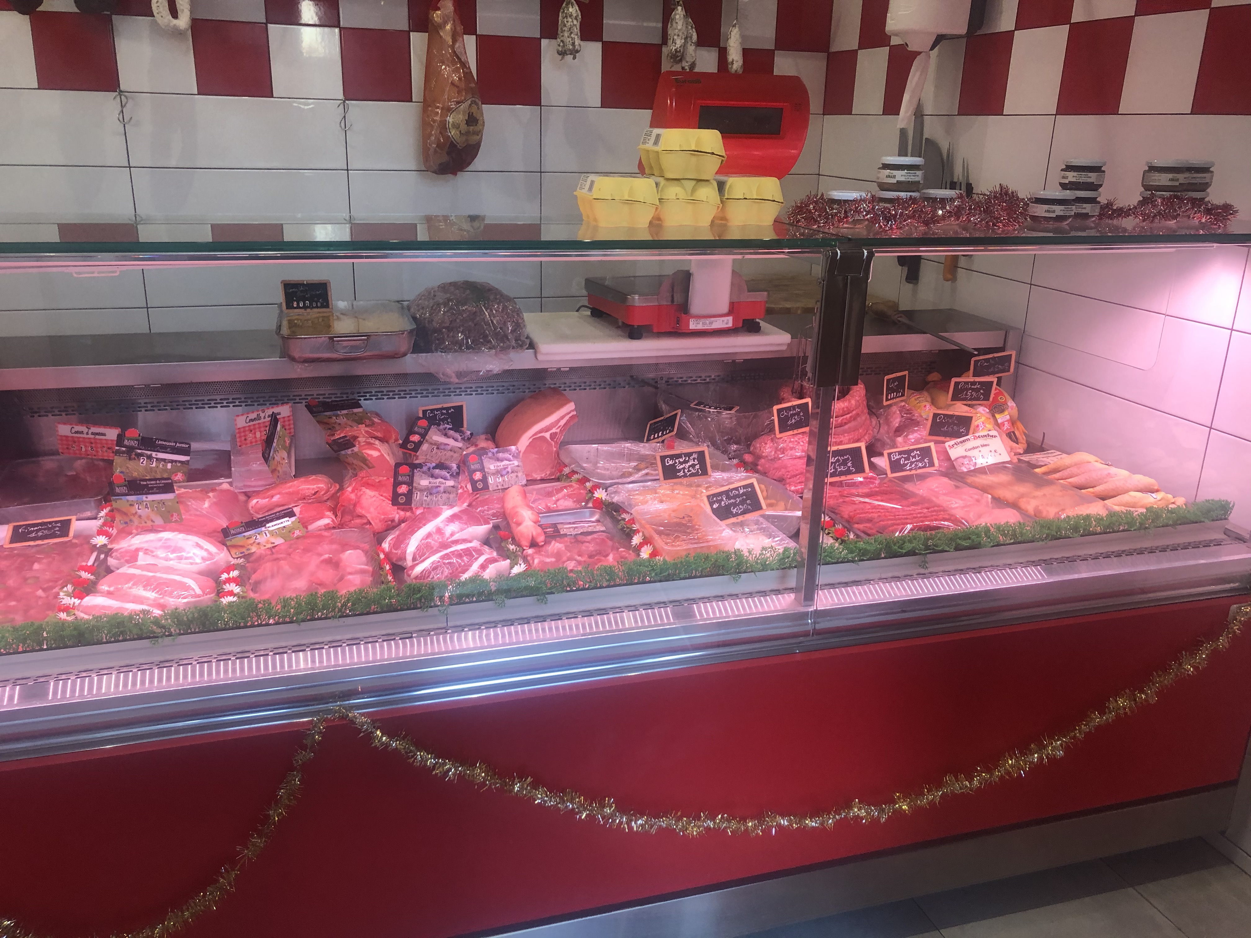 Bonjour, vend Boucherie Charcuterie Traiteur dans le Vaucluse limite des bouches du rhones a VILLELAURE a 6 km  de Pertuis.
très bon chiffre d'affaire 270000 euro GROS TRAVAIL en TRAITEUR tous les Vendredi un gros plat ainsi que des plats tous les jours, travail aussi avec les associations, en viande porc fermier, veau, bœuf Limousin et agneau de Sisteron loyer de 700 euro sur 2 niveau, la Boucherie fait a peu prés 70 m2 sur 140 m2 en 2 niveau, idéal pour un couple et un employé. Pour plus de renseignement appeler moi 0614830023. Cordialement.