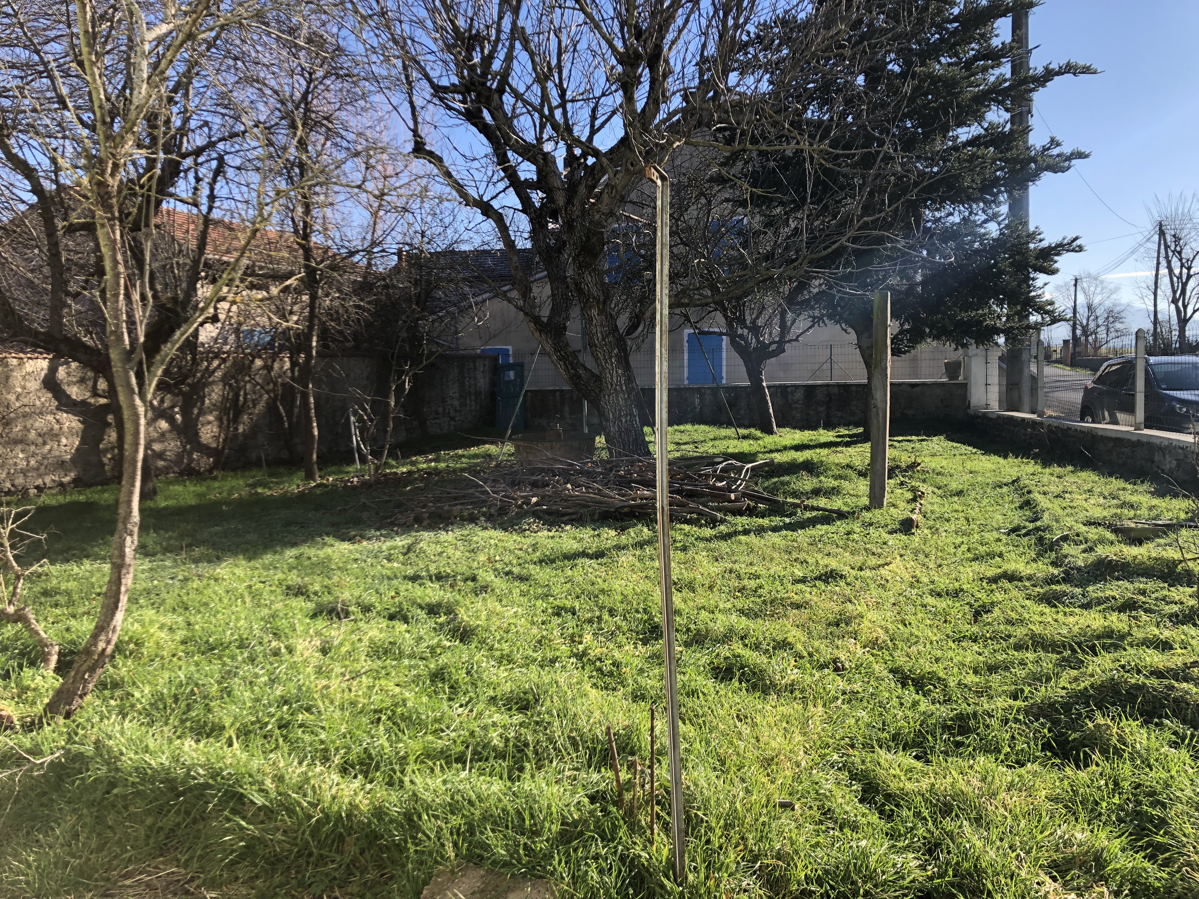 DESCRIPTION TECHNIQUE


Fonds de commerce d’un bar avec licence IV à reprendre avec les murs, à St-Georges d’Aurac Gare, situé sur la commune de Couteuges (43230). Le prix de vente des murs et du fonds est de 109 000 €. L’ensemble est constitué d’un bâtiment avec le bar et une terrasse (60m² pour le bar, 30m² pour la terrasse), de dépendances pour le stockage, et d’un bâtiment d’habitat avec studio au RDC et un logement à l’étage (60m² sur chaque niveau). Ce bien est mis en vente suite à un décès. 
Les dépendances (de 200m² en tout) servent principalement à stocker du matériel, et peuvent être utilisées pour de l’usage privé. Une des dépendances, ancien fournil, peut accueillir des événements une fois nettoyée et rafraîchie. Accolé au bar, vous trouverez un local avec les sanitaires, un autre avec la chaudière à fuel et un stockage de 30m². Le chauffage se fait principalement au bois, et est complété par cette chaudière. 
Au niveau de l’habitat, le logement à l’étage peut être habité de suite mais nécessite des travaux de rafraîchissement, ainsi que de l’isolation. Des premiers travaux (à hauteur de 30 000 €) ont été menés dans le studio, où il reste principalement le sol et les finitions à terminer. Ce studio donne sur un grand terrain de 150m² compris dans ce bien, et idéal pour avoir un vaste potager notamment.
Le bar est lui dans un très bon état et peut accueillir jusque 30-40 personnes en intérieur. 15 tables et chaises composent le mobilier de la terrasse. Le matériel comprend le système froid pour le bar, des congélateurs à tiroir, un peu de stock et le mobilier de bar classique. Un stock de bois pour le chauffage est aussi inclus. 
Au niveau de son fonctionnement, ce bar était ouvert tous les jours, de 8h à 20h en semaine, et de 8h à 22h le week-end. Il s’agit du dernier commerce du lieu, qui représente un point central pour les habitants du village. La clientèle est composée d’habitués et de locaux, et de gens de passage (cyclistes et touristes notamment). En offre d’appoint, le bar vendait du tabac, des bouteilles de gaz et la presse locale. Cet endroit était aussi prisé des amateurs de sport, avec l’offre sportive Canal + qui y était diffusée, et des repas et soirées organisés par les clubs alentours. 
Concernant le stationnement, de nombreuses places sont situées autour du bar et dans le bourg. Comme son nom l’indique, une gare est située sur la commune et est desservie par la ligne Le Puy-Clermont.
Ce bien est idéal pour un couple qui chercherait la tranquillité à la campagne pour une nouvelle vie, tout en proposant une activité économique essentielle à la vie de la campagne avoisinante. Le chiffre d’affaires tournait autour de 50-60 000 €, mais un fort potentiel de développement de l’offre snacking notamment existe.

TERRITOIRE

Ce bar est situé au sein de la Communauté de communes des rives du Haut-Allier (CCRHA), dans le département de la Haute-Loire, récemment élu département préféré des français au plan de l’attractivité touristique. Le territoire de la CCRHA compte 16 000 habitants et est sillonné du nord au sud par la rivière Allier. Le paysage aux multiples nuances de vert et de bleu alterne gorges et plateaux volcaniques typique de l’Auvergne, garantie d’un cadre naturel exceptionnel et préservé. Son patrimoine historique et architectural complète son charme.  

Le bourg de S-Georges d’Aurac-Gare est situé entre la nationale 102, colonne vertébrale du territoire, et la commune centre de Langeac (3 500 habitants) à 5 min en voiture des deux. Des zones d’activités et industrielles pourvoyeuses d’emploi et de dynamisme économique sont présentes à 10 min maximum du bar.

Le territoire du Haut-Allier est facilement accessible depuis l'autoroute A75, à 1h de Clermont Ferrand et 3h de Montpellier. L’axe routier principal est la N 102 prolongée par la N 88 qui le relie à St Etienne et Lyon en 2h30. Des gares de proximité assurent la desserte ferroviaire sur la ligne Paris, Clermont-Ferrand, Nîmes via Langeac, le bourg-centre. Langeac est par ailleurs située à 30 minutes du Puy en Velay, préfecture du département. 
Disposant de nombreux services et commerces le territoire répond à tous les besoins principaux de la vie dans un rayon de moins de 20 min en voiture. Le tissu associatif est aussi très développé (plus d'une centaine d'associations) et propose des activités culturelles, sportives, de loisirs... Le Haut-Allier offre ainsi une vraie qualité de vie à ses habitants. Un solide secteur industriel et agricole complète le bassin d’emplois, ainsi qu'une économie touristique forte.

AIDES INSTALLATION 

L'ensemble de la CCRHA se trouve en ZRR (zone de revitalisation rurale) ce qui induit notamment une exonération d’impôts sur les sociétés les 5 premières années. 
Des aides financières liées à la reprise d'un restaurant peuvent être attribuées par la Communauté de communes, la Région et l'Europe. 
Ce bar n’attend plus que vous !!

Contact : 
Communauté de communes : 
Joseph LAURENT / j.laurent@rivesduhautallier.fr / 06.66.44.48.06