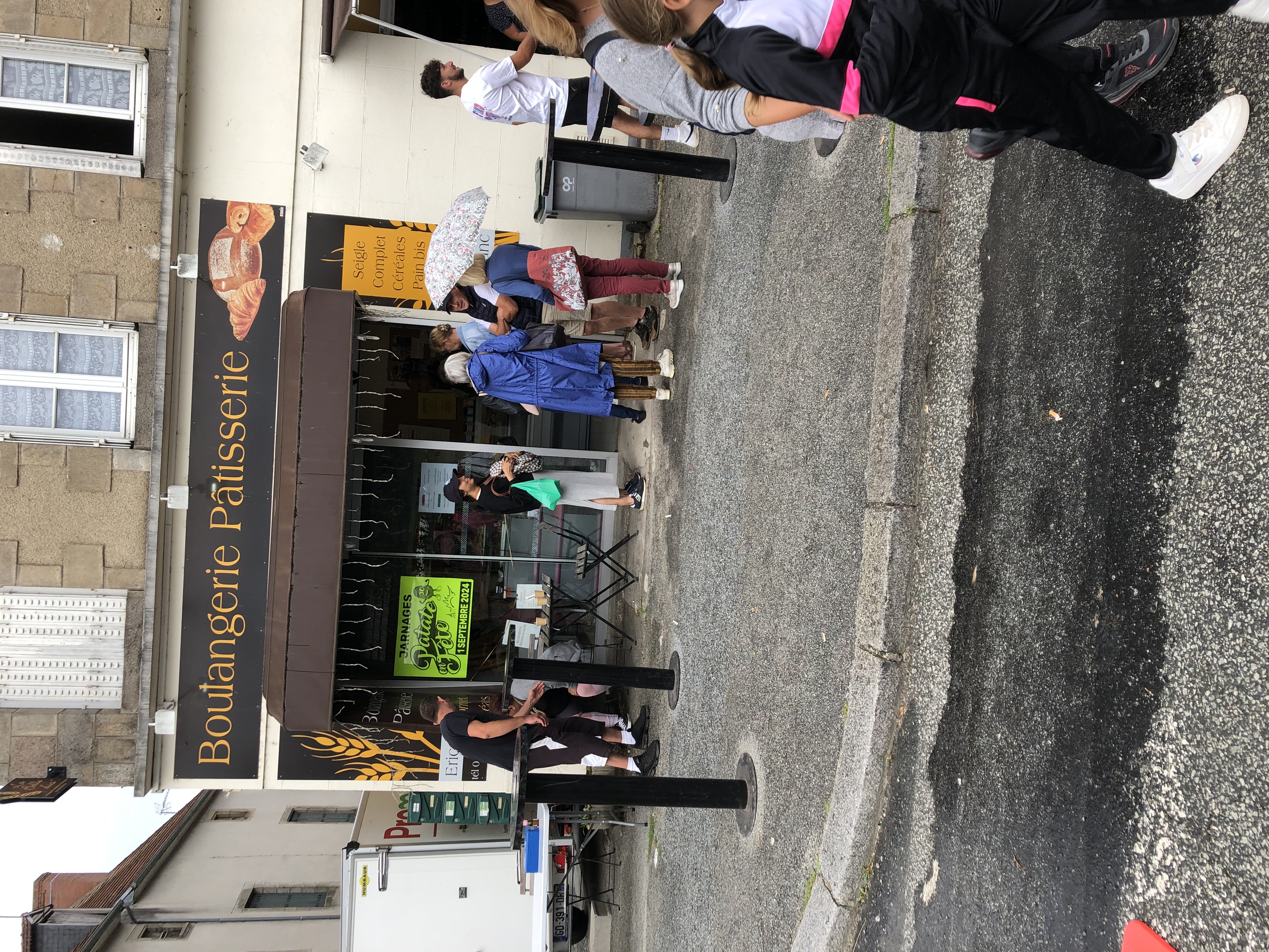 Cause retraite, à vendre fonds de commerce Boulangerie pâtisserie situé sur la commune de Jarnages, 3 km de la 145 ainsi que sur une axe passager. 
Sur une surface totale d'environ 100m2 au sol, comprenant le fournil, le laboratoire, une piéce vestiaire salle de bain wc, boutique avec porte automatique. 
 La plupart des machines sont neuves, factures disponibles sur demande  
Affaire sereine à développer davantage car nous sommes  au centre du village entouré de plusieurs commerces: Tabac presse, école, fleuriste, quincaillerie, épicerie, maison de santé, brocante, et bien d'autres encore. 
Marchés tous les Dimanches ainsi que des Foires. 
Location des murs à prévoir en plus. 
Bonne opportunité pour une affaire rentable . 
CA compris entre 180 000 EUROS ET 200 000 EUROS, à développer 
Prendre directement contact au 05.55.80.90.22 ou 06.30.24.95.98