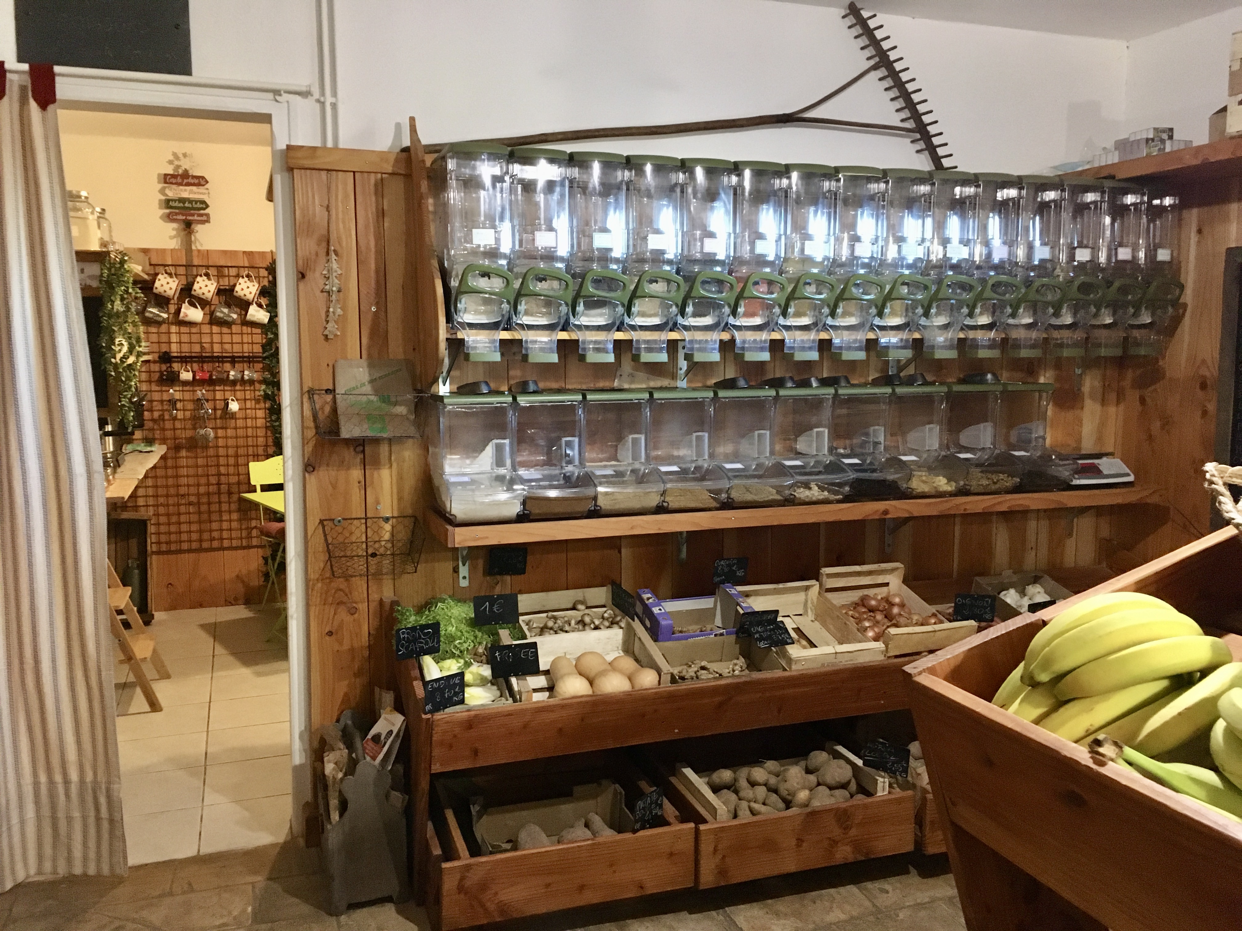 Épicerie Bio dans un environnement privilégié de Nature. Joli aménagement en bois. Relationnel exceptionnel avec une clientèle chaleureuse et fidèle. Travail gratifiant et agréable. Fort potentiel de développement pour personne motivée et dynamique. SURFACE : Épicerie : 70m2 Réserve : 10m2 Hangar : 70m2 avec portail coulissant 3X3 plus Mezzanine  ÉQUIPEMENTS : Chambre froide 5m2 Climatisation Congélateur Armoire réfrigérée (récente) Banque de froid. Caisse enregistreuse Helmac Loyer communal TTC 523,64€/mois 29000 plus le STOCK