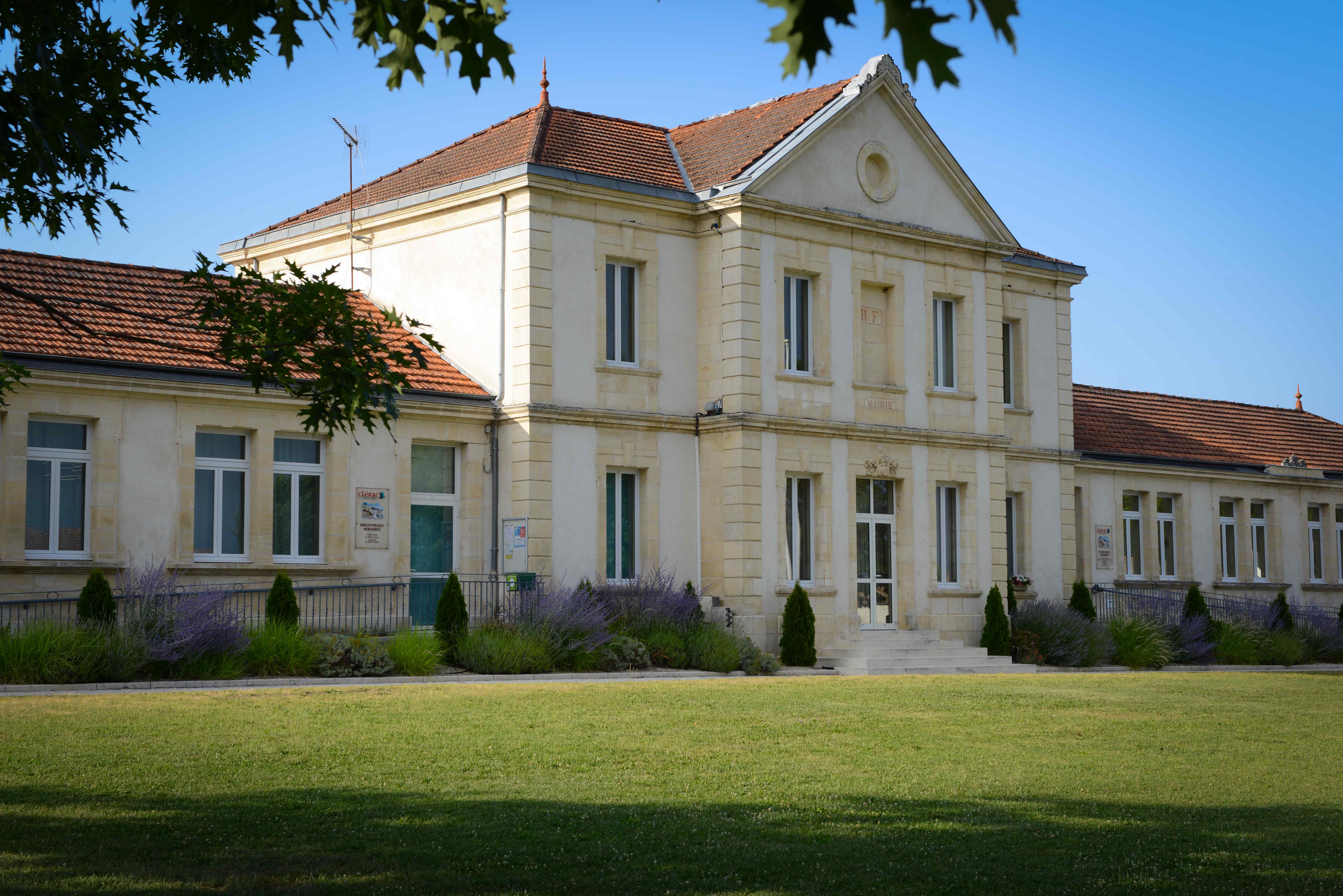 Clérac recherche professionnels de santé libéraux : homme ou femme : médecin, infirmier, dermatologue , etc...

Suite à l'augmentation du nombre d'habitants dans notre commune et au départ en retraite de nombreux médecins dans un rayon de 5km ,nous avons décidé de créer une maison médicale et satisfaire ainsi nos concitoyens qui ont du s'éloigner de leur domicile pour se faire soigner.

Cette maison médicale sera livrée fin 2025 . Elle se composera de 5 cabinets , une salle de repos et un appartement de fonction type T2. Cependant si ce délai de réalisation vous semble lointain  nous mettrons à votre disposition un bungalow pour vous permettre d'exercer en attendant la fin des travaux . Nous avons relogé ainsi les deux professionnels de santé déjà présents afin qu'ils puissent continuer leur activité.

Dans notre commune accueillante et dynamique vous trouverez de nombreux services tels que une épicerie , une boulangerie , un hotel 2* et son restaurant gastronomique, une agence postale, une école et sa garder