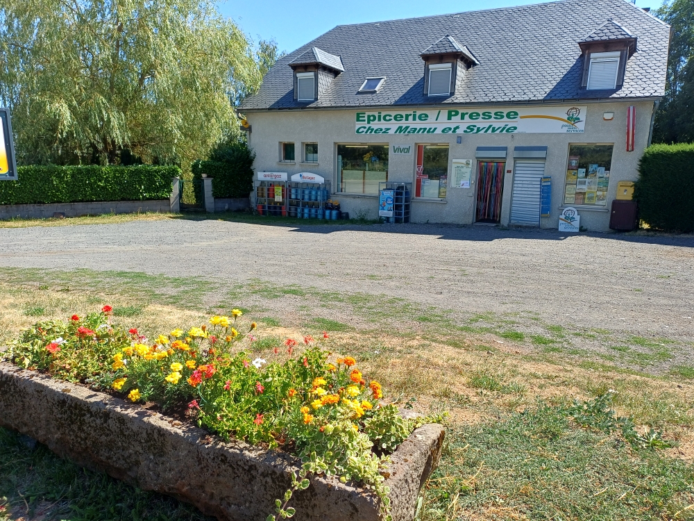 Situé à Paulhac, sur la Planèze, à seulement 20 minutes de Saint-Flour, 20 minutes de Murat, 10 minutes de la station de Prat de Bouc et 30 minutes de la station du Lioran.
Implanté sur la route reliant Saint-Flour à Prat de Bouc, le commerce bénéficie d'une clientèle fidèle composée des habitants de la commune, des villages environnants ainsi que d'une clientèle de passage. Une aire de camping-cars est située à proximité immédiate.
Le bien est vendu murs et fonds de commerce. 
Le point multiservices propose actuellement :
alimentation générale,
tabac,
presse,
Française des Jeux,
Relais Poste,
dépôt de pain,
dépôt de gaz,
et d'autres services de proximité.
Le commerce (100 à 200 k€)  bénéficie d'une activité bien implantée localement. La vente est motivée par un départ à la retraite, offrant ainsi une opportunité de reprendre une activité existante ou de développer un nouveau projet.
Le bâtiment comprend :
Au rez-de-chaussée :
un espace de vente d'environ 100 m²,
une réserve de 18 m²,
un garage de 42 m²,
une cuisine de 25 m²,
une véranda de 7 m².
À l'étage :
7 chambres à rafraîchir,
dont 2 avec arrivée d'eau (travaux à terminer),
une salle de bains.
Le logement attenant permet de concilier facilement activité professionnelle et vie familiale sur un même site.
L'ensemble est implanté sur un terrain de 1 446 m².
Des aides peuvent être obtenues pour l'acquisition et la modernisation du commerce.