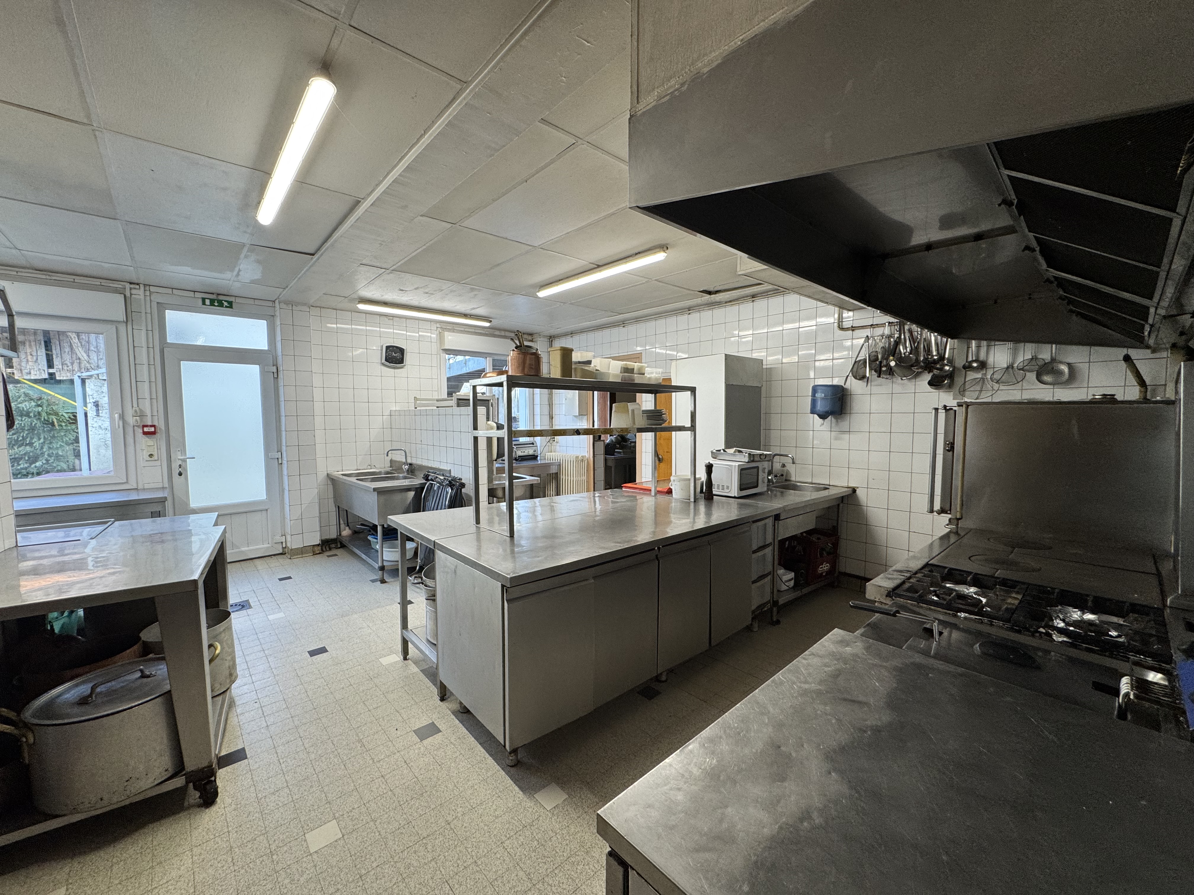 A Effiat, en plein cœur de l'Auvergne, à mi-chemin entre la métropole Clermont-Auvergne et la ville de Vichy, cet ensemble immobilier de 320m2 comprenant un fond de commerce Bar/Tabac et restaurant est à vendre. Les murs sont composés de la partie professionnelle et de la partie habitation. La partie professionnelle se compose d'un bar avec vente de tabac, d'une grande salle de restaurant, d'une seconde salle de restaurant plus intime, d'une vaste terrasse ombragée en devanture et d'une terrasse en arrière cour avec store et sol en dalle béton désactivé, d'une cuisine entièrement équipée et aux normes d'hygiène actuelles, d'un ensemble toilette avec accès PMR et d'une vaste salle de réception permettant de recevoir des groupes de personnes assez important (sortie de secours conforme) . La partie habitation se compose d'un 1er et d'un second niveau, avec respectivement salle de bain ( à refaire),bureau/salon, une chambre et deux autres chambres en second niveau. 
Le prix d'ensemble ( 251 320€ ) comprend les murs et le fond de commerce . Cet ensemble professionnel est situé sur une voie très passagère puisque le trajet est quotidiennement emprunté sur un axe Vichy--Clermont-Ferrand . A proximité se situe le château d'Effiat ( site touristique) qui génère en été une 
intéressante source de clientèle. Vichy station thermale et sportive est à 20 KMS et Clermont-Ferrand à 30 KMS. 
DPE ( diagnostic de performance énergétique) : DPE F réalisés le 20/11/2024 
Le prix de vente est de 251 300€ .
