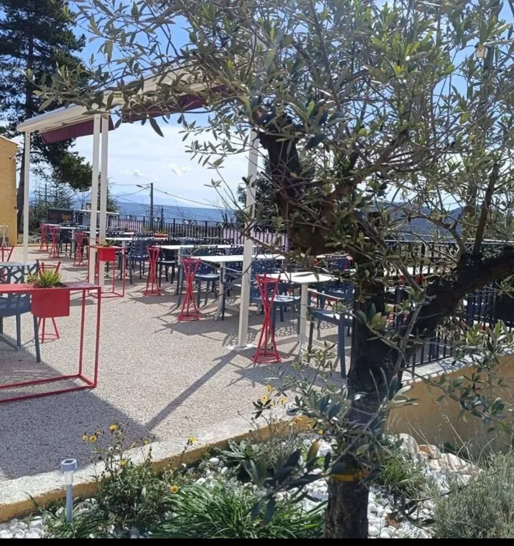 # À VENDRE # fonds de commerce # #RESTAURANT/ PIZZERIA#
#Le fougassais#  Mallefougasse-Augès 04230
Cette belle affaire est donc de nouveau disponible immédiatement.

Les atouts du local :
 * Clientèle fidèle,. Prêt à travailler, avec du matériel récent, grand parking au pied de la montagne de lure.

 * Très beau potentiel de développement (sur place, à emporter, livraison).

 * Outil de travail prêt à l'emploi.

Prix de cession : 60000 € négociable 

Loyer communal: 818€
Affaire idéale pour un professionnel de la restauration ou un couple de passionnés souhaitant s'installer rapidement.

Logement à l'étage  comprenant une chambre une salle de bain et une pièce principale avec mezzanine.
(Curieux s'abstenir, merci !)
