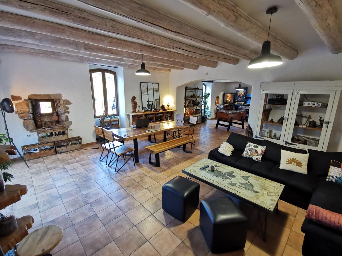 ancienne magnanerie de 17 me siècle
de 650 m2 sur terrain de 9000 m2
aménager et prêt a l'emploi  pour 5 chambres d’hôtes et bar licence 4
voir site
www.moulindutemps.com