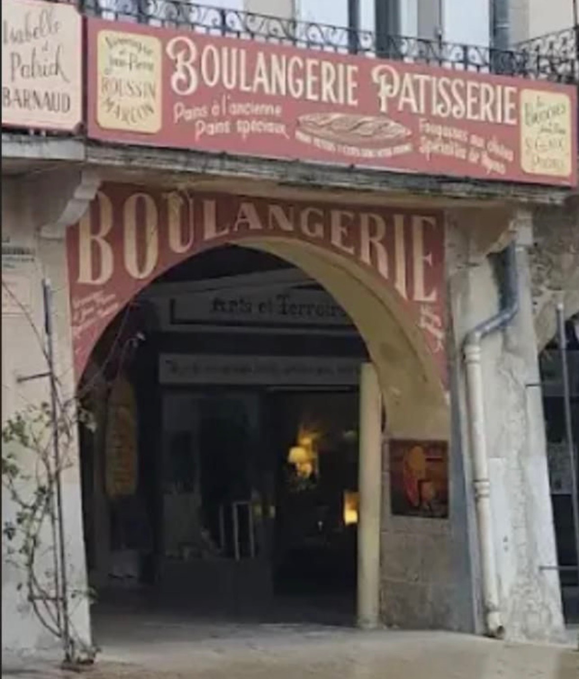 Boulangerie pâtisserie au cœur du centre historique de nyons profitant de l'affluence généré par le marché du jeudi et l'été le marché provencal du dimanche.
Loyer attractif 
Vente cause retraite