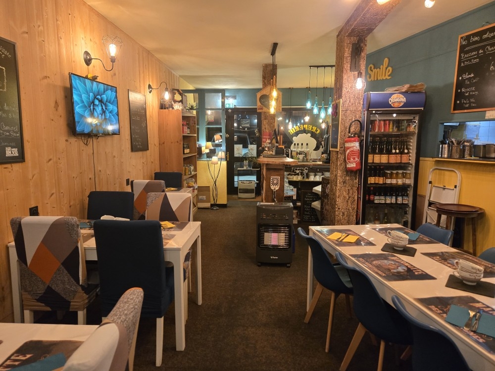 Ses atouts :
Crêperie réputée - Bien notée - Bien située – Terrasse plein sud avec vue panoramique sur toute la Cerdagne - Faible loyer.

Description :
Nous proposons à la vente le fonds de commerce de notre charmante et authentique crêperie bretonne, idéalement située à Font-Romeu-Odeillo-Via dans les Pyrénées-Orientales , station de ski dynamique et très prisée sur 4 saisons située à seulement 200 mètres du centre-ville et des télécabines, sur un axe très passant avec parking clientèle à proximité immédiate.

Affaire idéale pour un couple souhaitant travailler dans un cadre de vie exceptionnel en montagne.

Salle intérieure chaleureuse et cosy de 28 couverts, entièrement rénovée en 2023.
Terrasse plein sud de 25 à 30 couverts avec vue panoramique exceptionnelle sur la Cerdagne.
Établissement bénéficiant d’une clientèle familiale, fidèle, locale et touristique, avec une belle fréquentation été comme hiver.

Cuisine axée sur des produits locaux, de saison et entièrement faits maison.

Nous arrêtons l'activité pour des raisons de santé.

Afin de faciliter la reprise, une formation au métier de crêpier est incluse, avec transmission des recettes et accompagnement pour la prise en main de l’activité et pour votre réussite immédiate.

Informations principales :
Faible loyer : 752 € TTC / mois
Bail commercial : décembre 2022 – 2031
CA et résultats très confortables.

Ouverture 10 mois par an
Fermeture hebdomadaire : dimanche et lundi

Informations pour les acquéreurs :
Une visite de l’établissement, la présentation de votre projet ainsi que des garanties financières seront demandées avant l’envoi des documents confidentiels relatifs à l’entreprise.