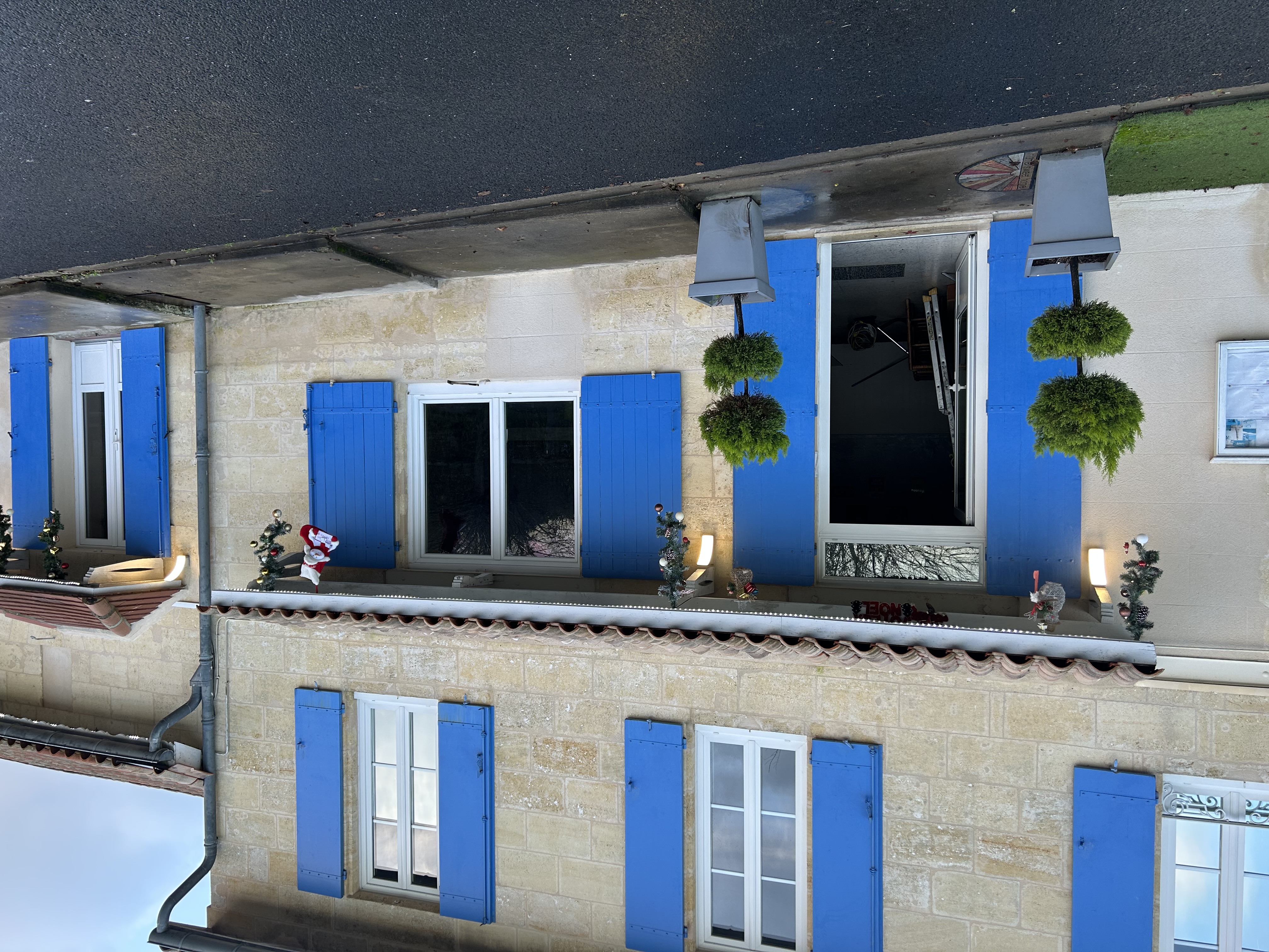 Située a la limite de la Dordogne et a proximité de St Emilion cette Auberge  d une superficie de 450m2  possède une salle principale avec une capacité de 80 couverts  qui donne sur une terrasse et un jardin . A l entrée une salle de bistrot avec une cuisine professionnelle  une plonge et une réserve. A l étage un appartement type f3 et adosse au garage un autre appartement actuellement loue type t3 . Cet ensemble immobilier est a vendre pour cause de départ a la retraite . Ce lieu authentique existe depuis plusieurs générations un parking est situe juste devant .