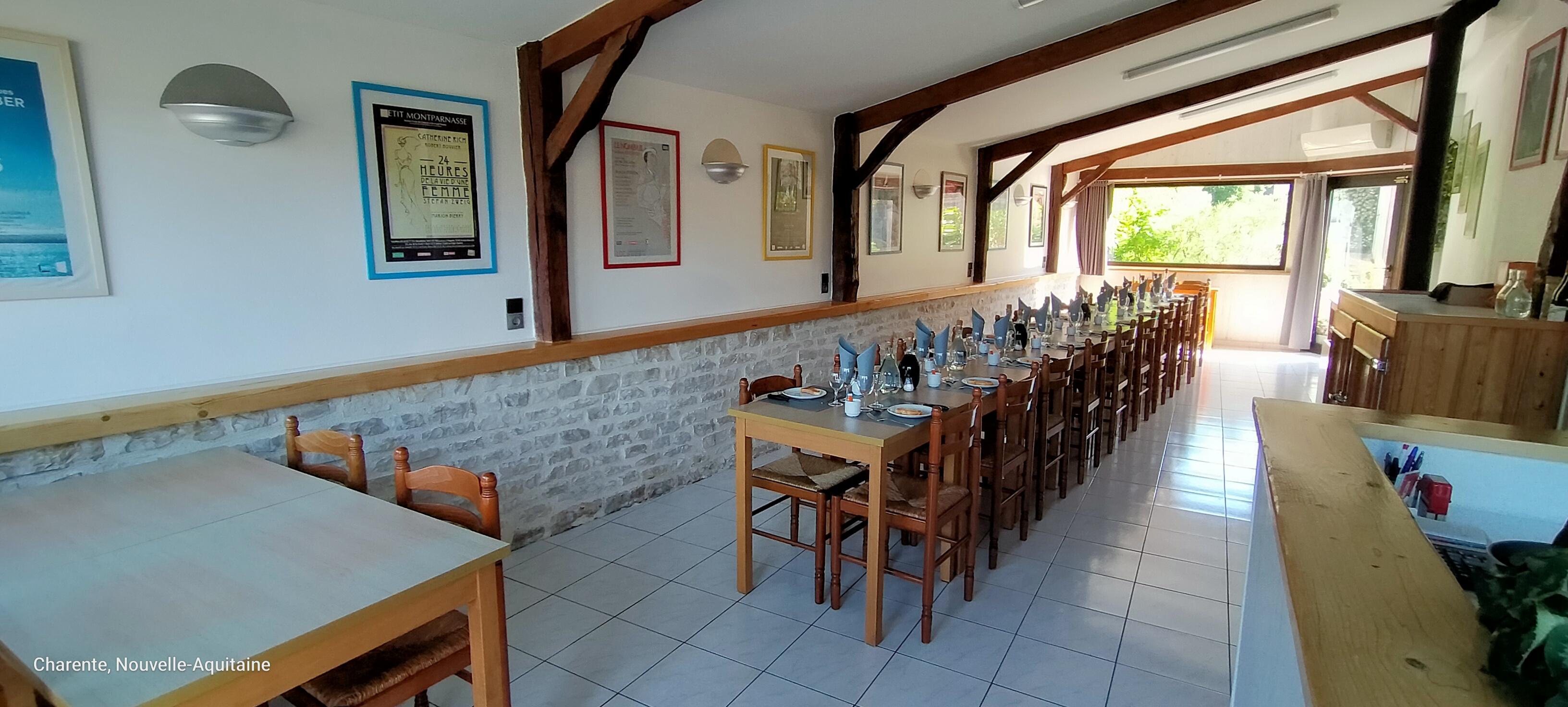 Alimentation Générale Restaurant une affaire saine dans un village vivant et commercial :
 Une maison médicale active 4 médecins 4 kinés 1 ostéopathe, infirmières,   podologue et pharmacie.
 Commerces alimentaires : 1 boulangerie pâtisserie de qualité , boucherie charcuterie traiteur  , bar tabac presse jeux loto petite restauration.
Salon de coiffure , Hangar créatif: laine, produit pour la couture , pressing . 
Groupe scolaire , Agence postale communale,  Associations , Club des aînés , Camping municipal. 
Notre village Aunac Sur Charente est incontournable situé au bord du fleuve Charente nous sommes en commune nouvelle avec le rattachement de 4 villages( environ 980 habitants) dû à un maire dynamique avec son conseil municipal !
Notre fidèle clientèle est très attachée à notre commerce  d'une affaire familiale tenu 30 ans auparavant c'est à nous maintenant au bout de 40 ans de passer le relais !
Notre commerce avec habitation  perdurera encore longtemps pour un couple ou une famille .